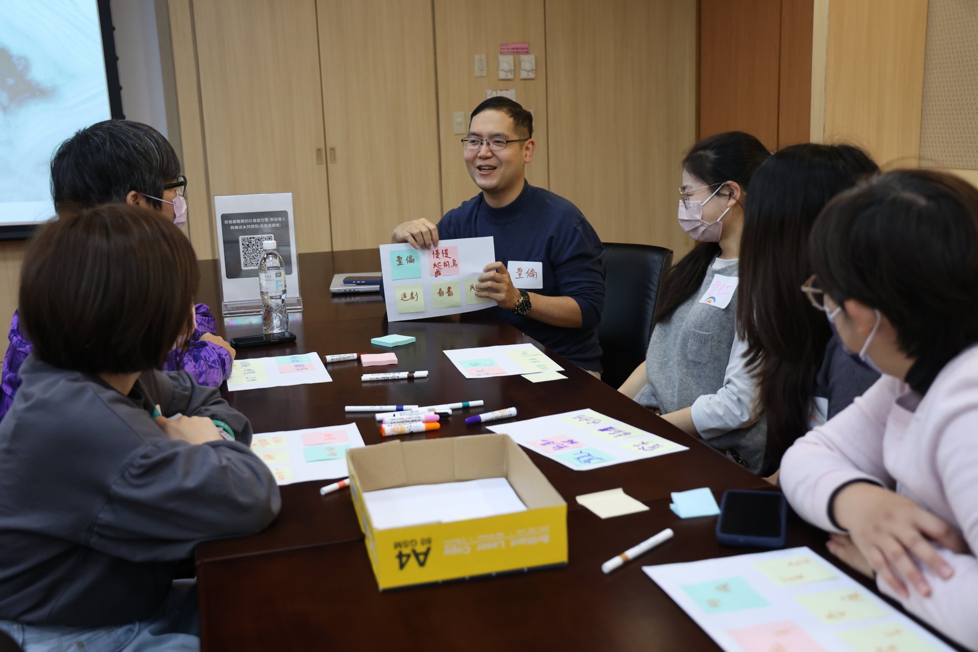 醫師擔任發掘者，不但開立醫療處方也開立社會處方，花蓮慈院定期舉辦社會處方箋工作坊以培訓專業人才。圖中分享者為花蓮慈院老年醫學科主任高聖倫醫師。