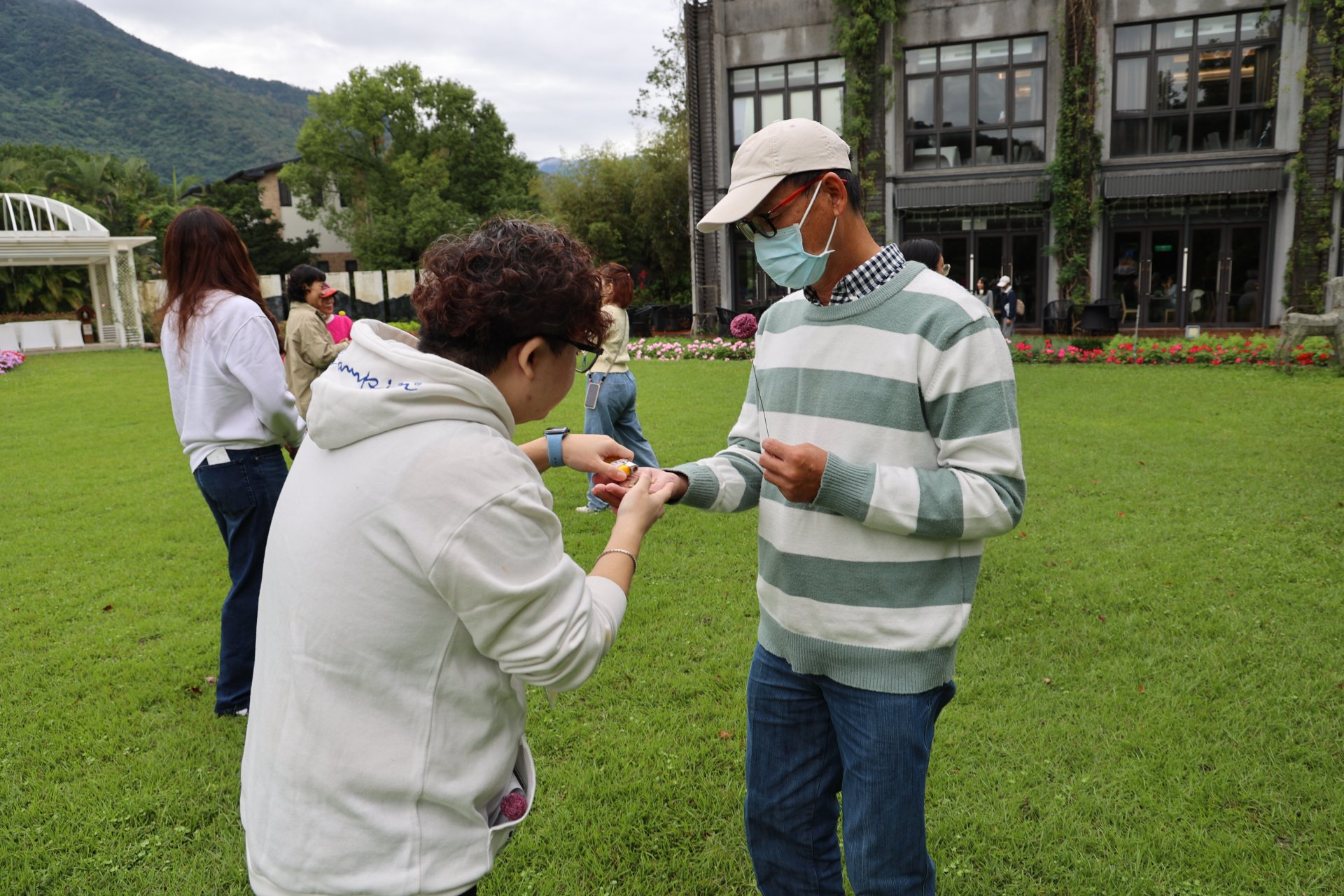 東區全人轉型推動的社會處方箋核心在於讓醫療回歸人本，結合社區的力量，陪伴病患找回連結感與生活控制權，活出健康人生。示意圖為花蓮慈院舉辦的器官移植家屬聯誼會，以親近自然的活動方式撫慰捐贈者家屬的身心。