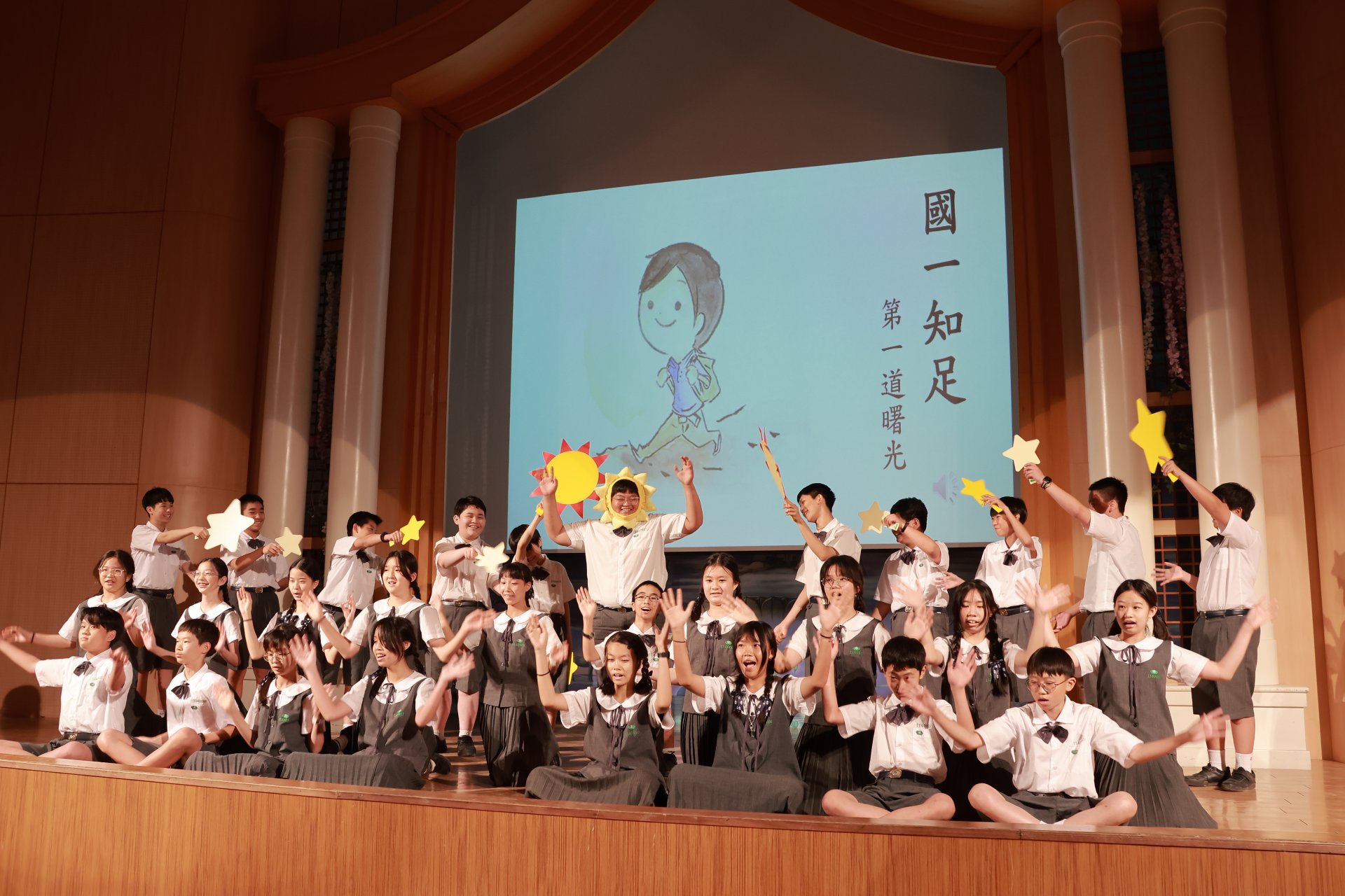 道具小巧思，為演出舞台增添活潑氣息。