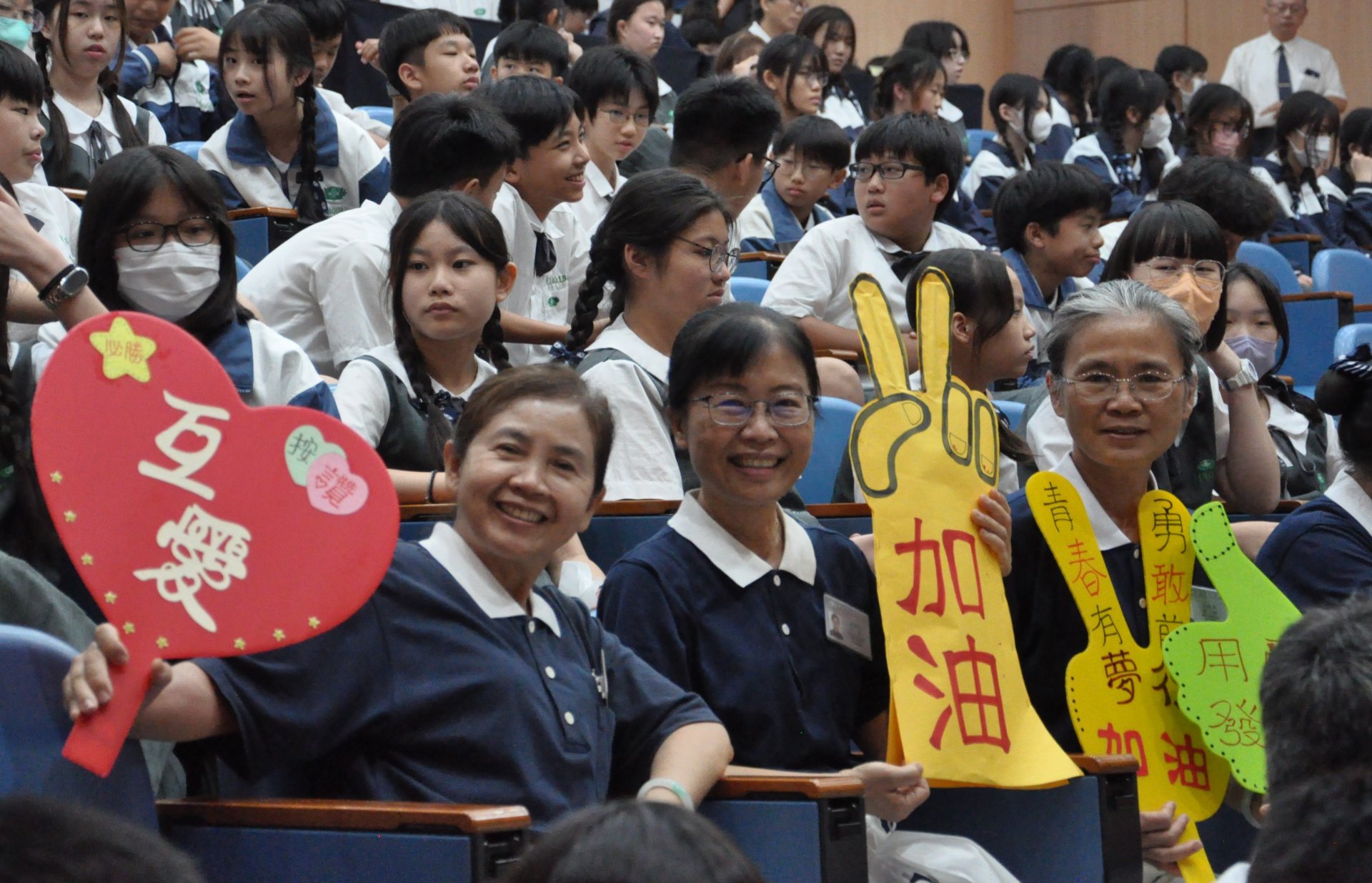 慈懿共同投入活動，有製作加油版為班級熱情歡呼、有比賽前幫學生整理服裝儀容。