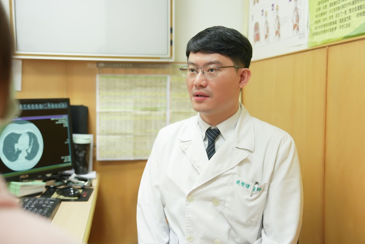 吳智偉醫師看診示意照。