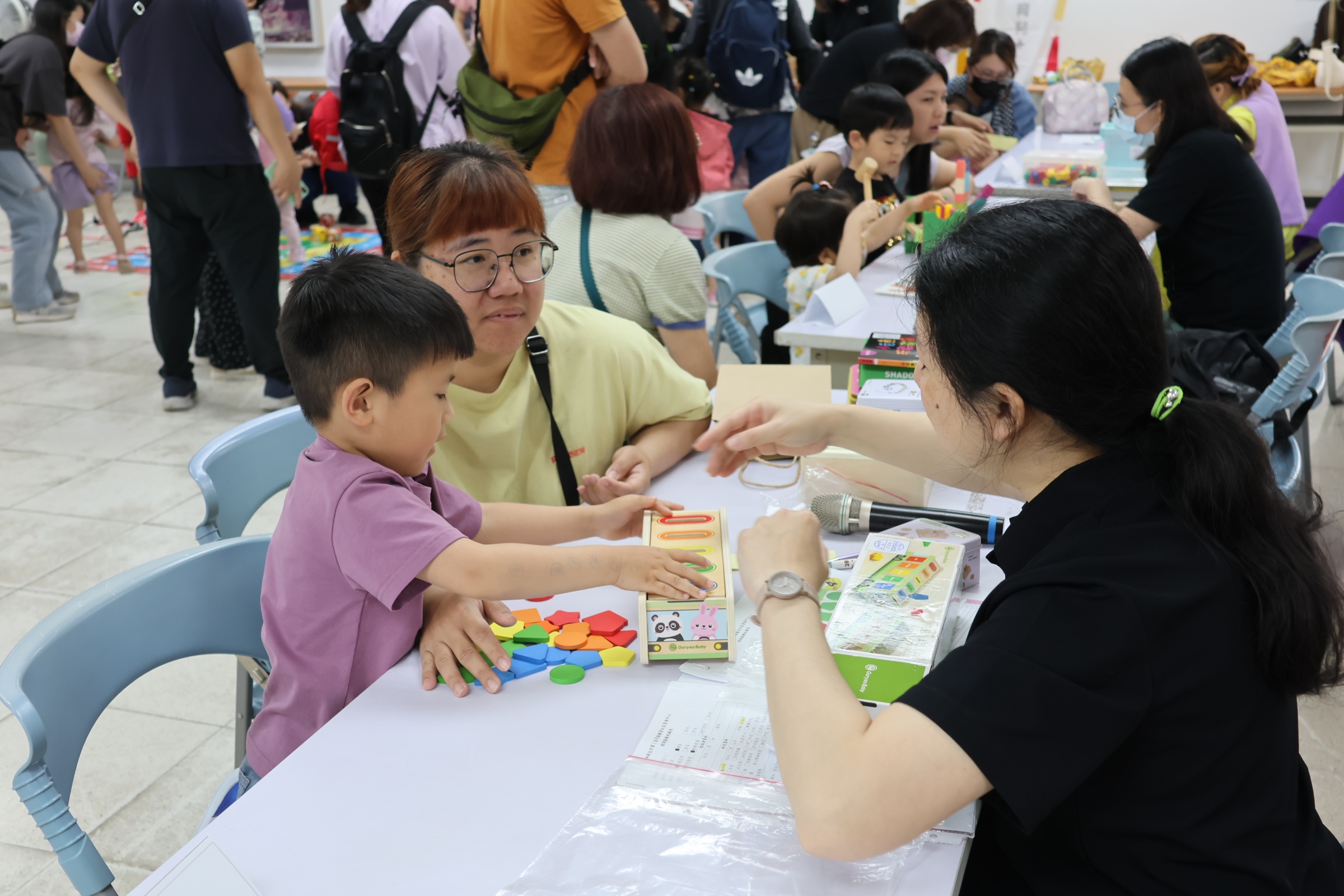 透過教養諮詢，幫助父母了解孩子的成長進度，減輕照顧壓力。