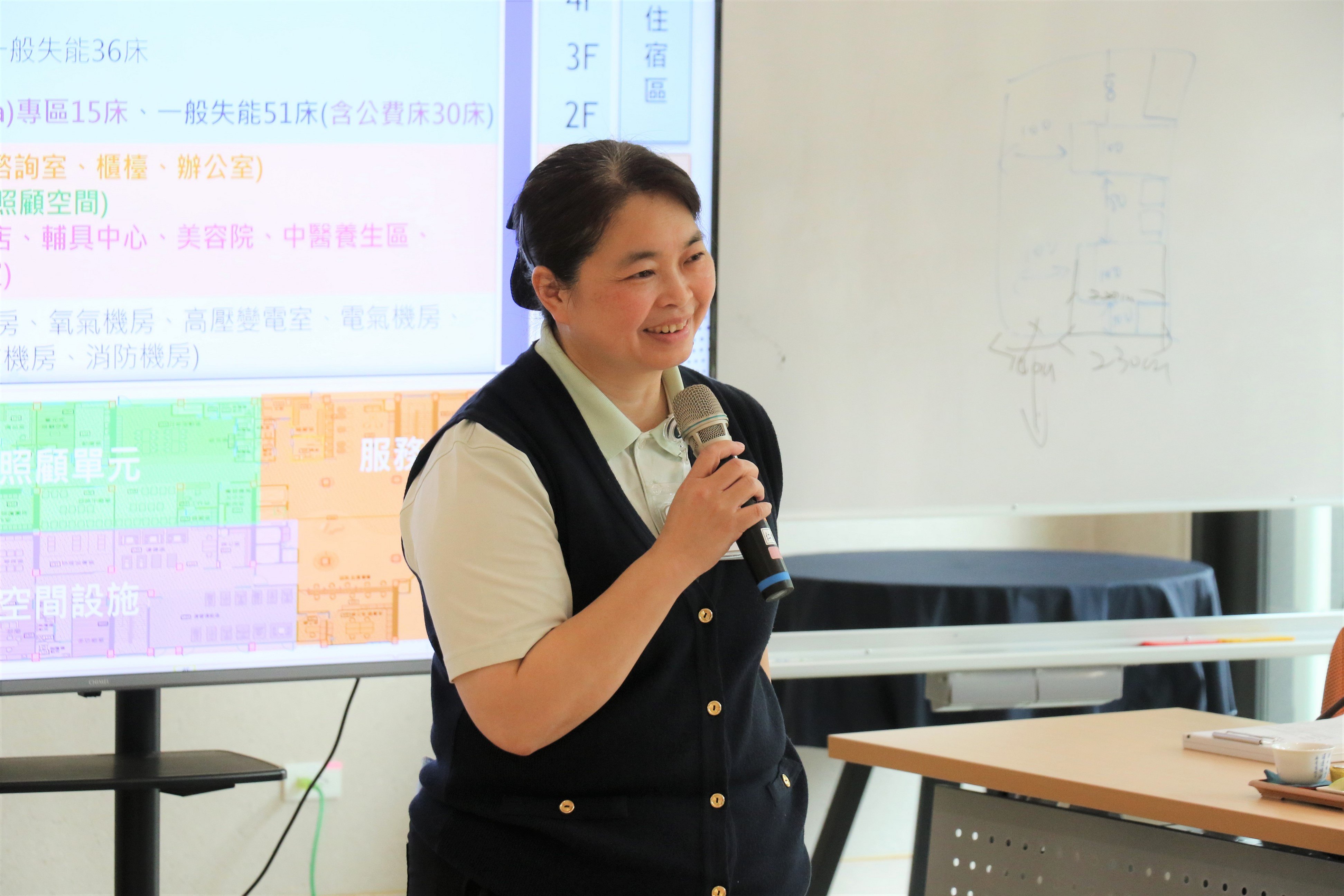 臺中市立仁愛綜合長照機構主任陳秋珍逐一回應嘉義參訪團隊提問。