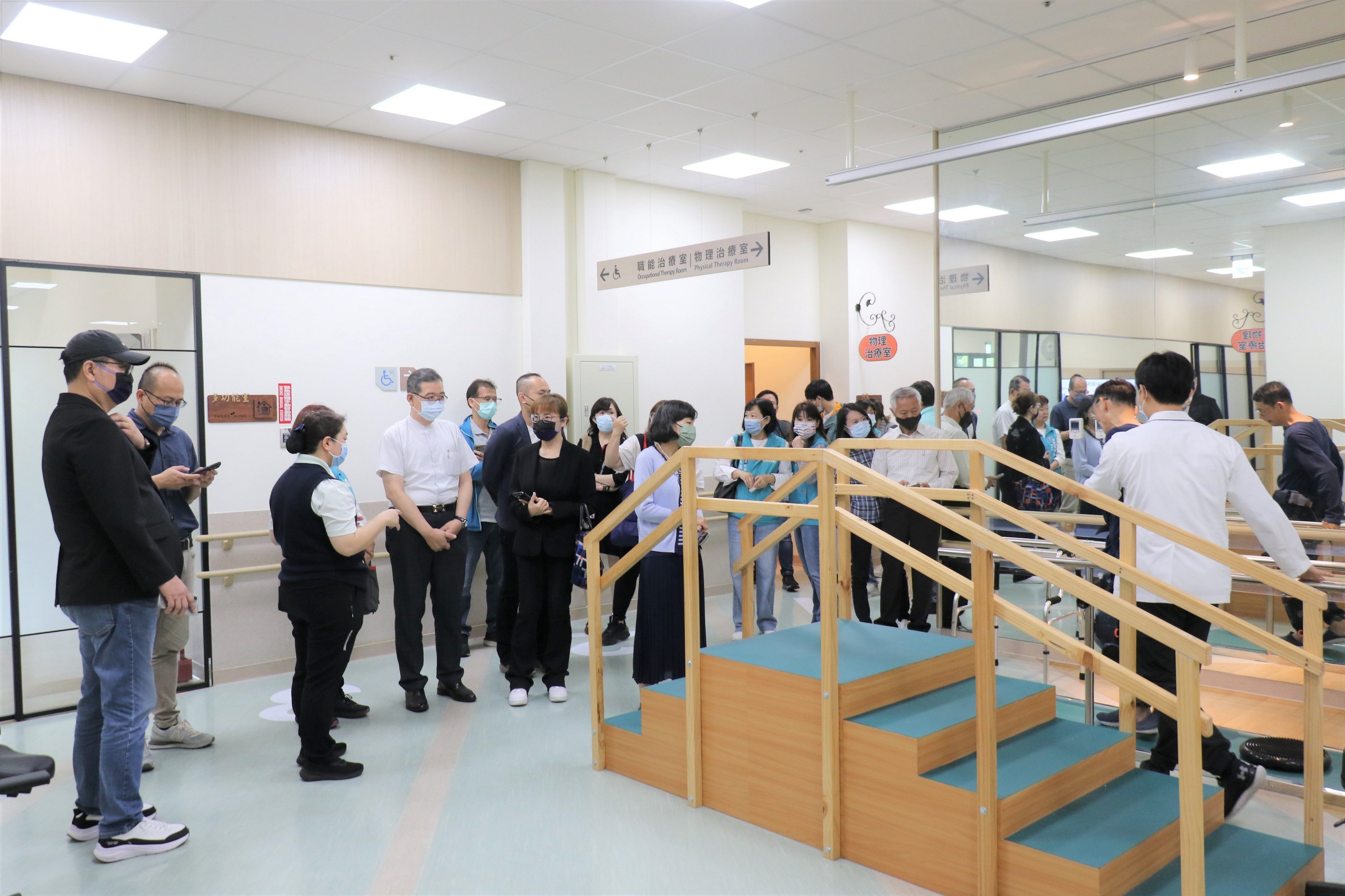 參訪團觀摩機構住民復健情形。