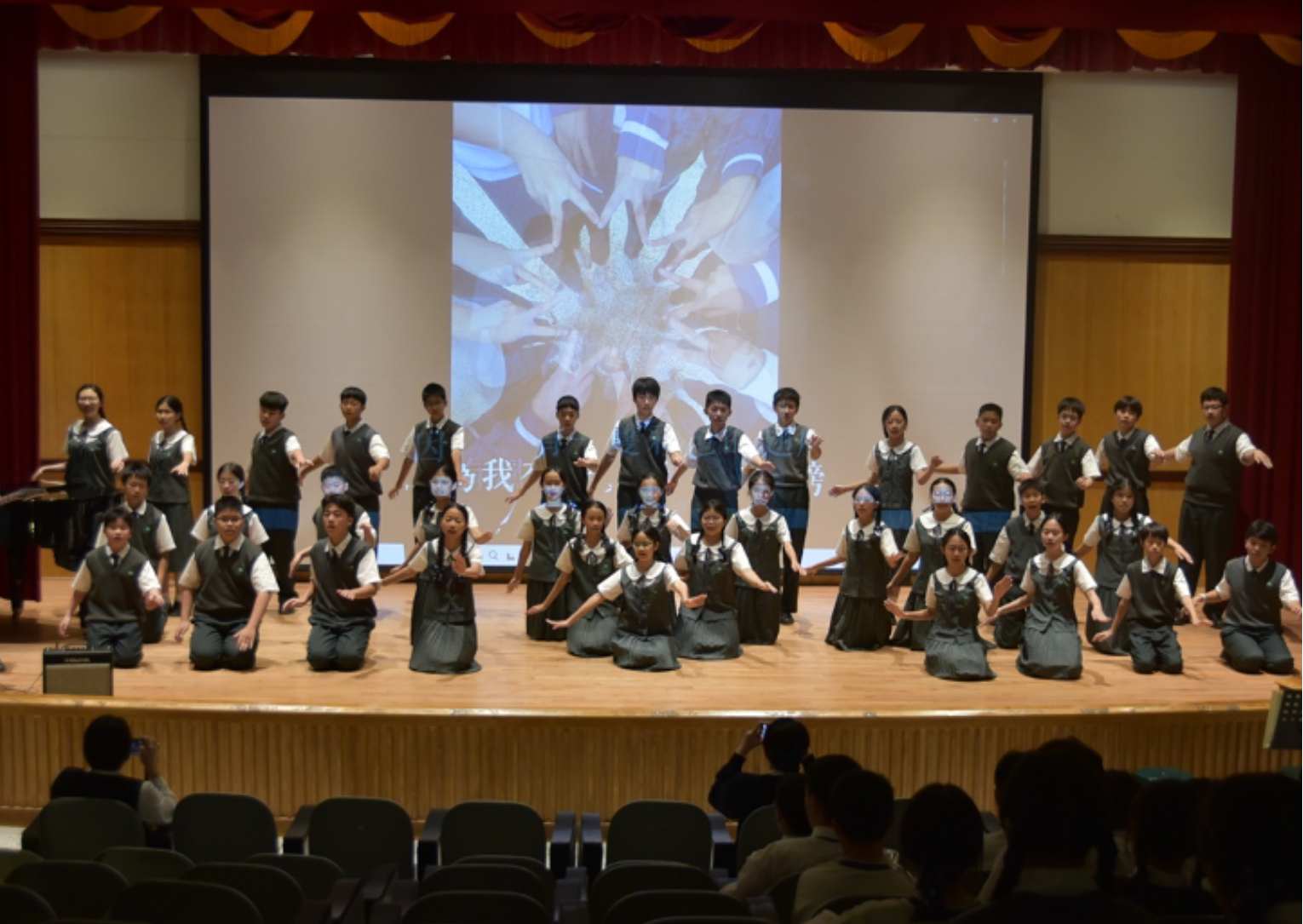 大愛班《彩色的翅膀》一出場即展現自信，整齊畫一的動作展現團隊的默契與成果，為精彩表現為比賽畫下完美句點。