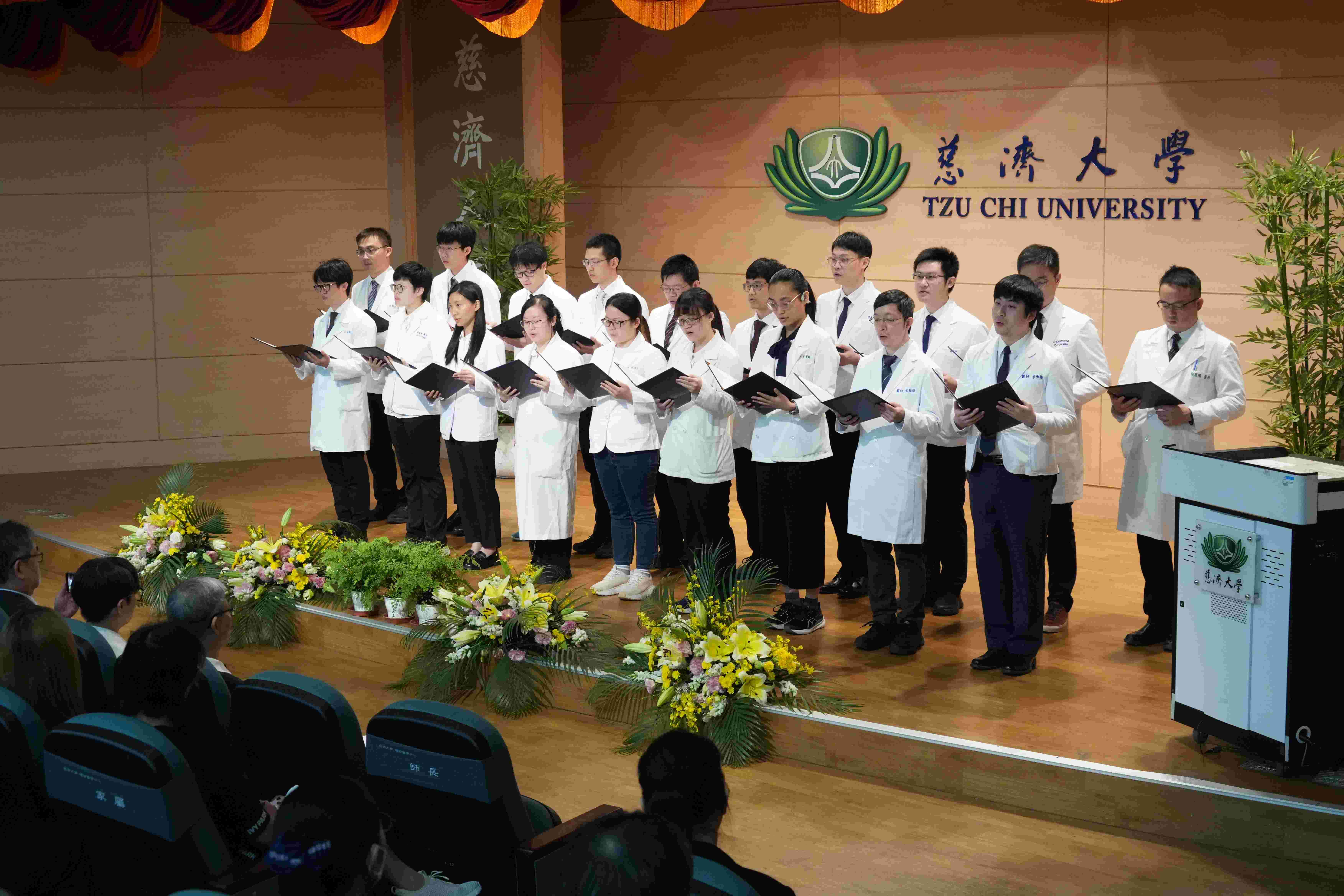 全體醫師合唱「感恩的心」感恩無語良師與家屬的大愛。