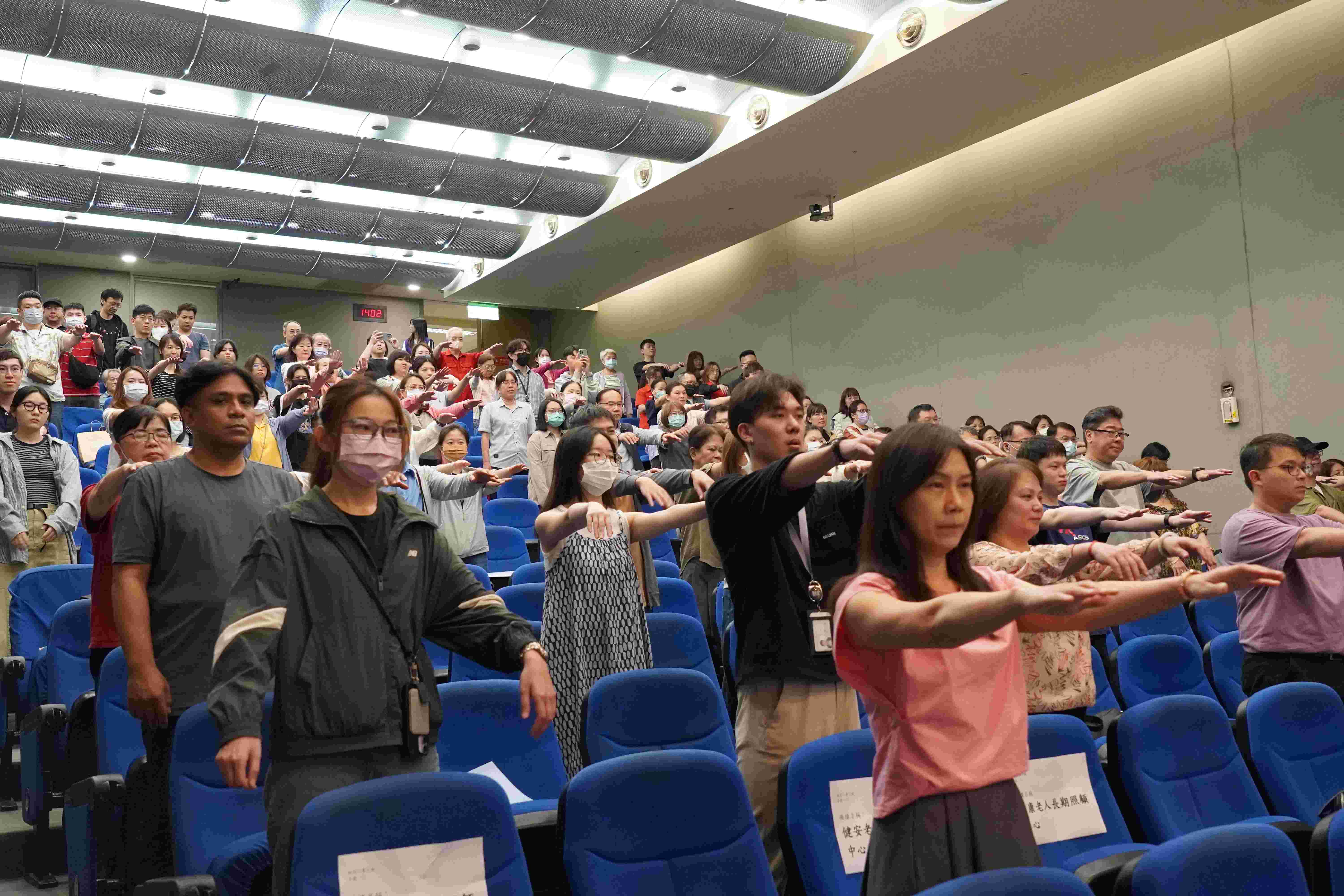 聯繫會報中各機構參與人員一起練習平甩功