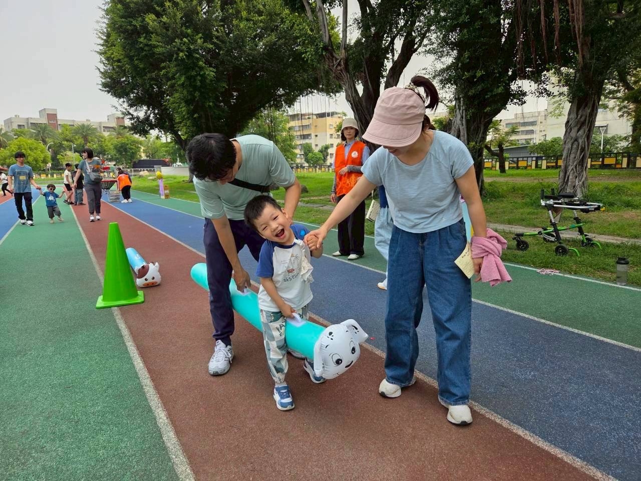 運動會透過趣味競賽增進親子互動