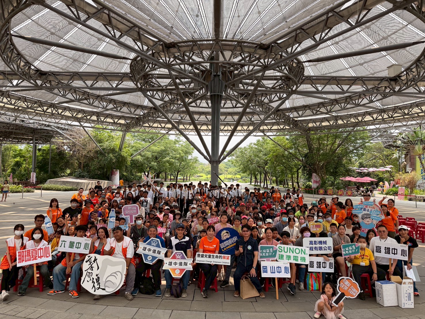 台灣世界展望會南區辦事處兒少保護教育活動以「以愛制礙．霸凌不再」為主軸，透過戲劇、闖關與宣導講座等形式，引導親子認識霸凌議題，學習彼此理解與支持。