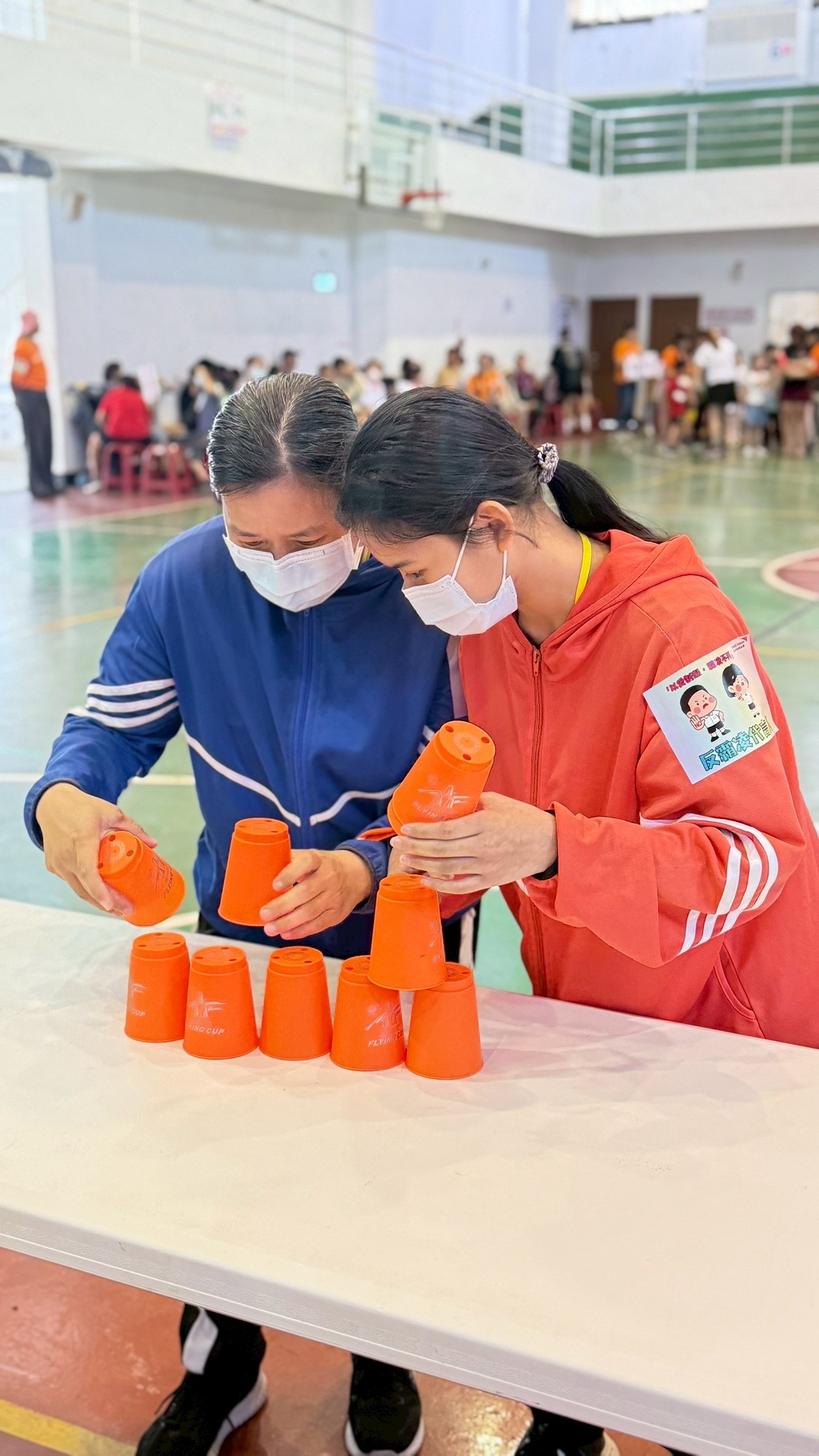 在社工精心設計的多元關卡中，親子攜手完成任務，不僅培養默契，也在互動中留下珍貴回憶。