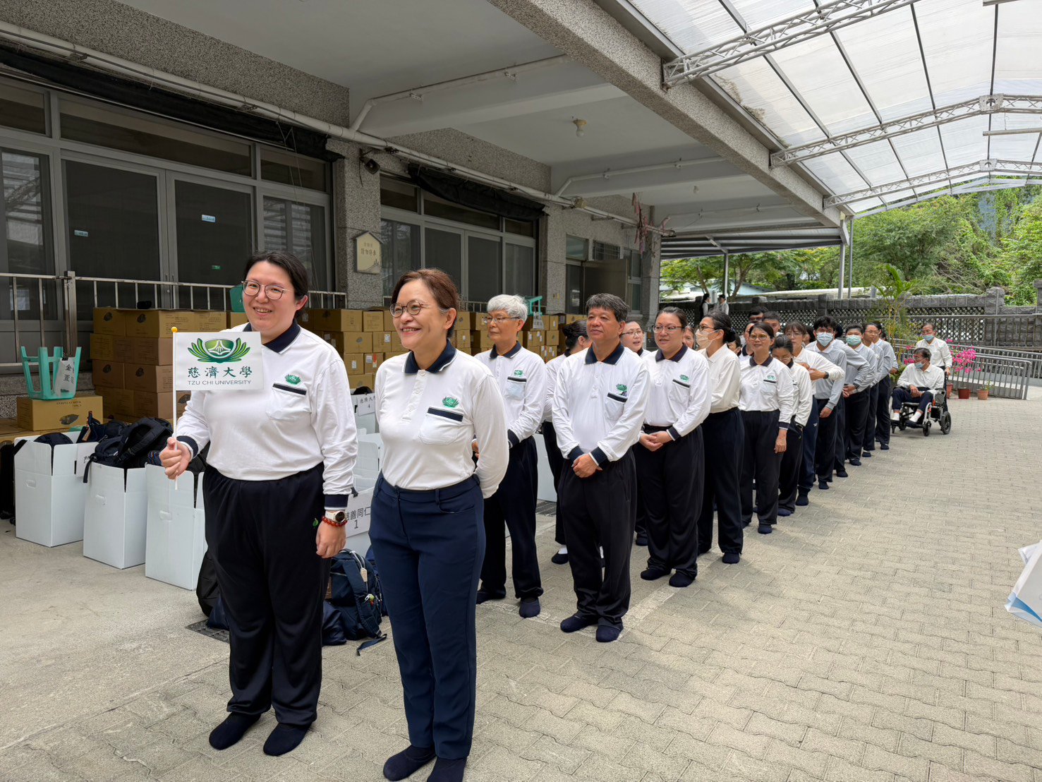 劉怡均校長帶著師生同仁參與精舍經行