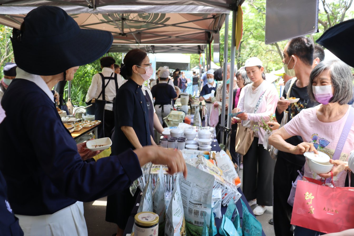 「蔬食市集與家庭共餐！」活動現場設有無肉市集，提供多樣美味蔬食，鼓勵民眾自備環保餐具，落實零浪費精神。