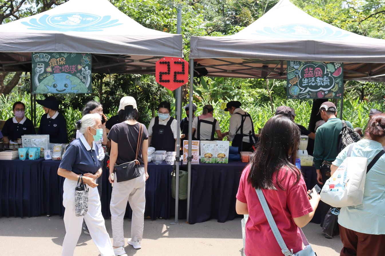 蔬食是減碳生活的重要途徑，透過推廣「蔬食無痕」，不僅守護地球，也守護眾生的生命。