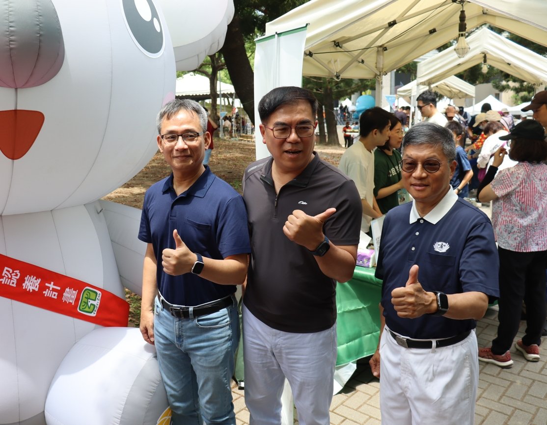 「改變環境並非難事！」環境部彭啟明部長(中)指出，地球日不僅是一個象徵，更是提醒人類正面臨巨大壓力與危機。