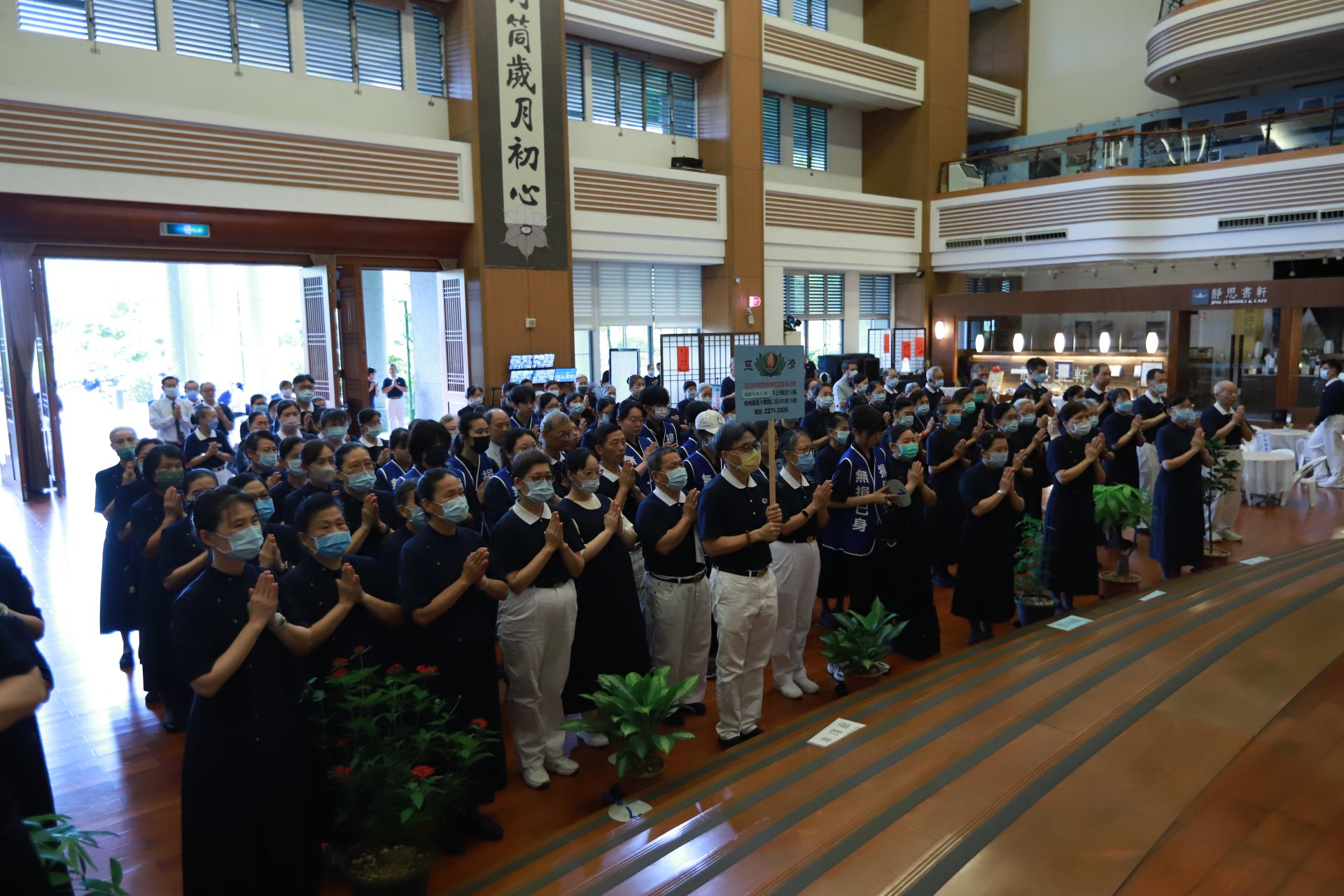 4月18日在慈濟板橋園區內，舉行一年一度「造血幹細胞驗血建檔活動」，各功能組成員匯聚福慧廳大家一起合唱「祈禱」希望今日活動圓滿順利。