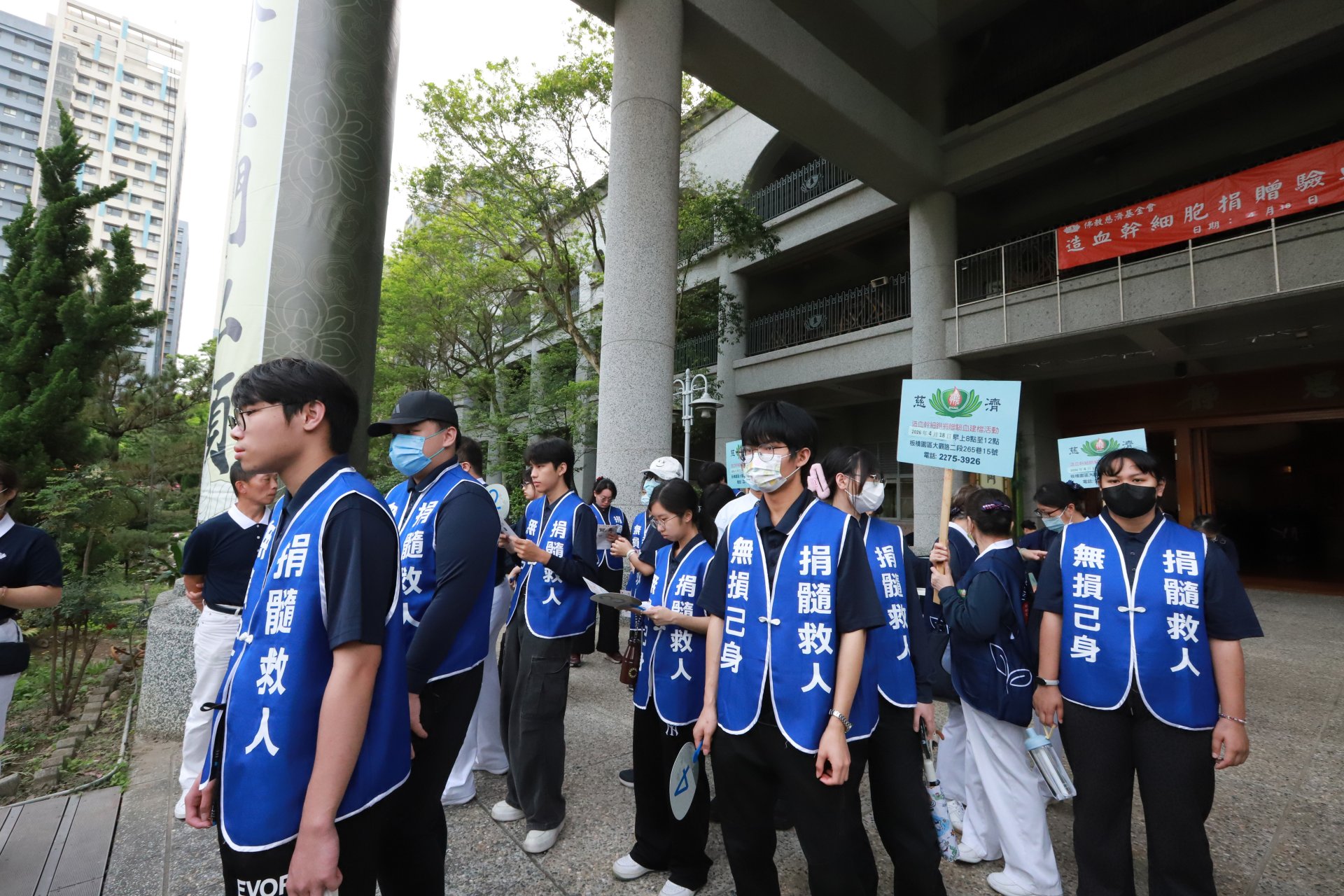 揚善青年也在接駁車定點宣導，發揮年輕人的力量。
