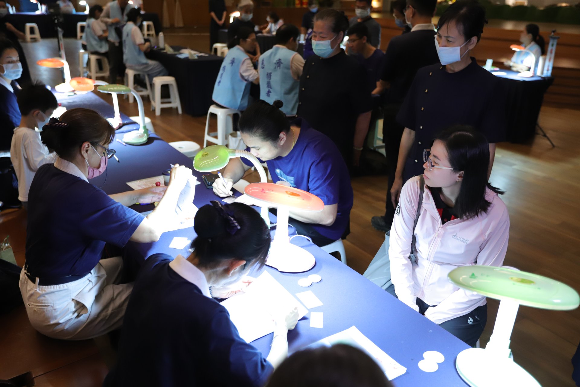 覆核區志工做最後資料確認無誤，陳彥甫(藍衣) 表示，讓他印象最深刻的是志工的講解十分詳細且親切，讓他感到安心且能夠接受。