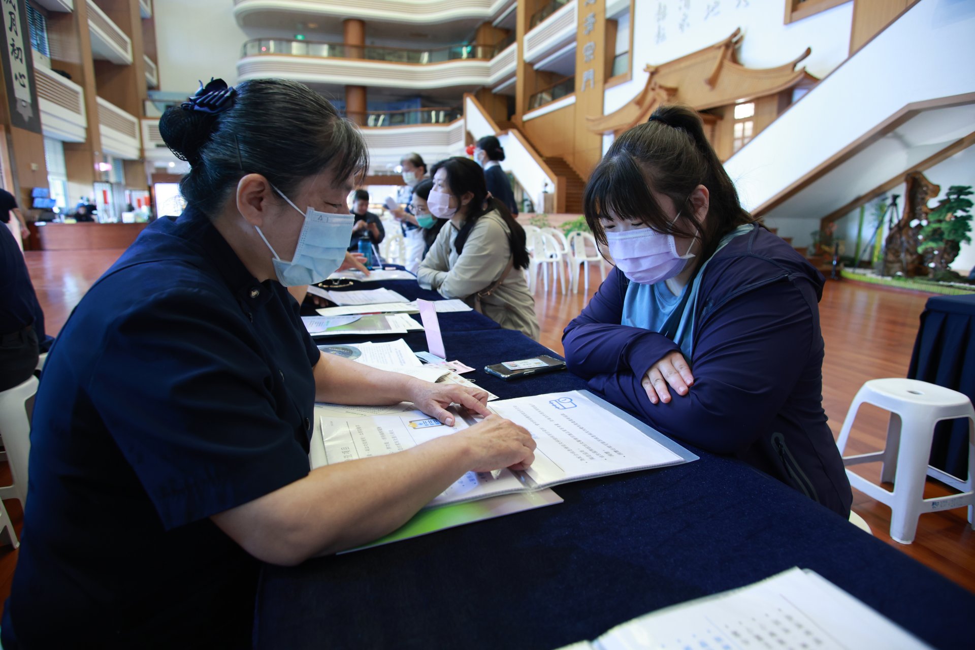 來自桃園龜山的楊靜雅表示，因為符合年齡資格，她便決定報名參加這次活動。這次參與驗血建檔，讓她印象最深刻的是整體流程與體系相當完善，令人感到安心。