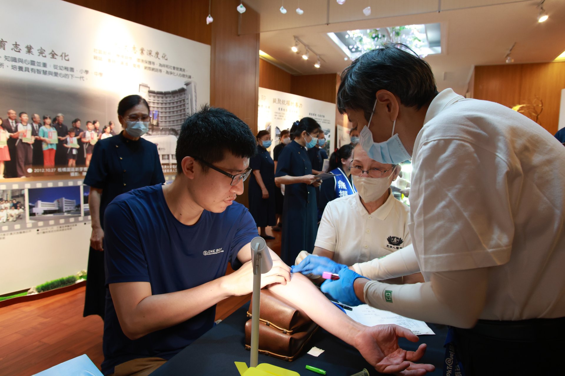 來自桃園龜山的楊靜雅表示，因為符合年齡資格，她便決定報名參加這次活動。這次參與驗血建檔，讓她印象最深刻的是整體流程與體系相當完善，令人感到安心。