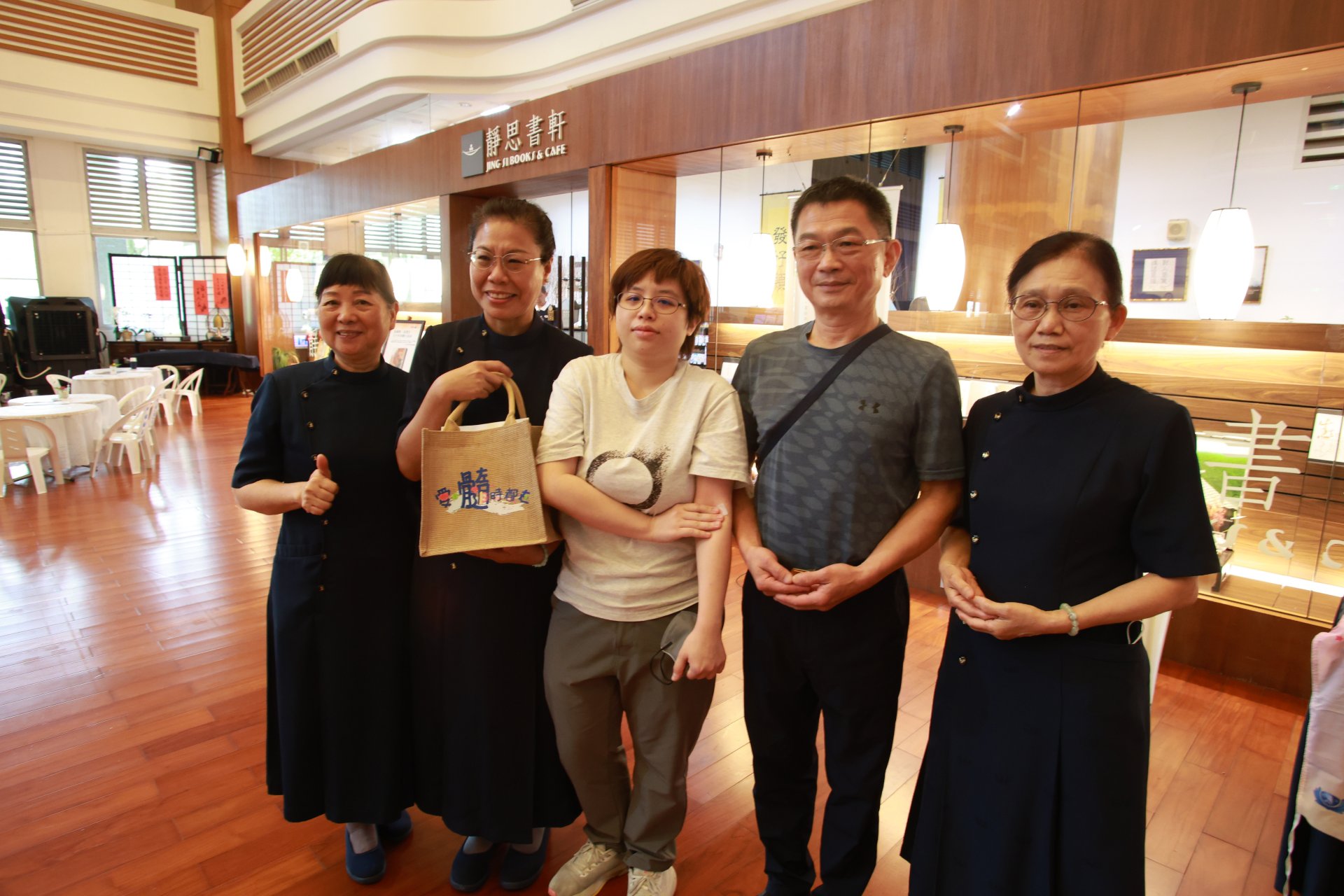 陳宥彤(左三)看到身為慈濟志工的爸爸，在準備宣導用的舉牌內容，就直接跟爸爸說要來驗血建檔，宥彤說：「我覺得能救人是件美好的事，來參加建檔就可以給別人多一分希望」。