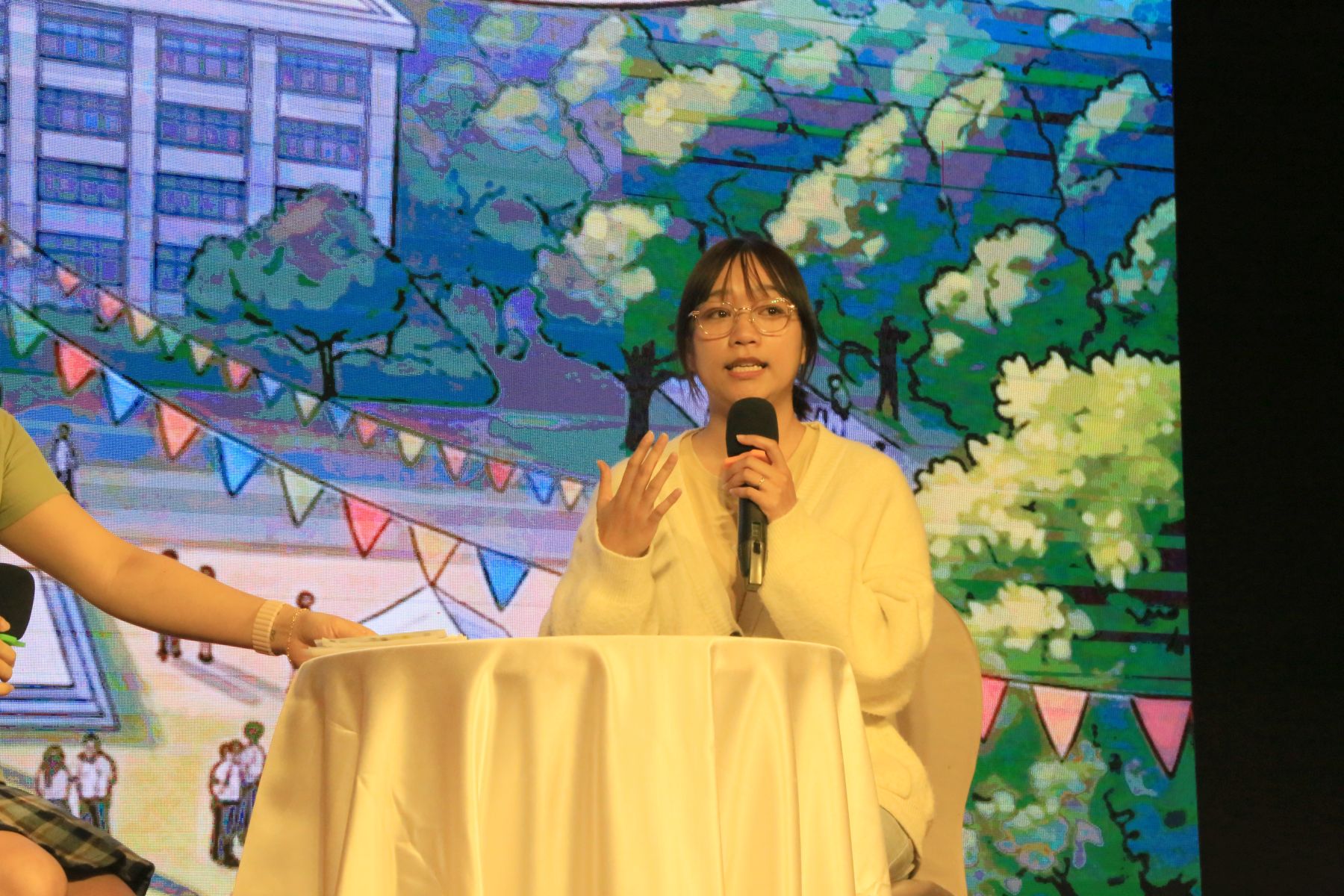 小軒於晚會分享自己的生命故事歷程，感念認養人的長期幫助