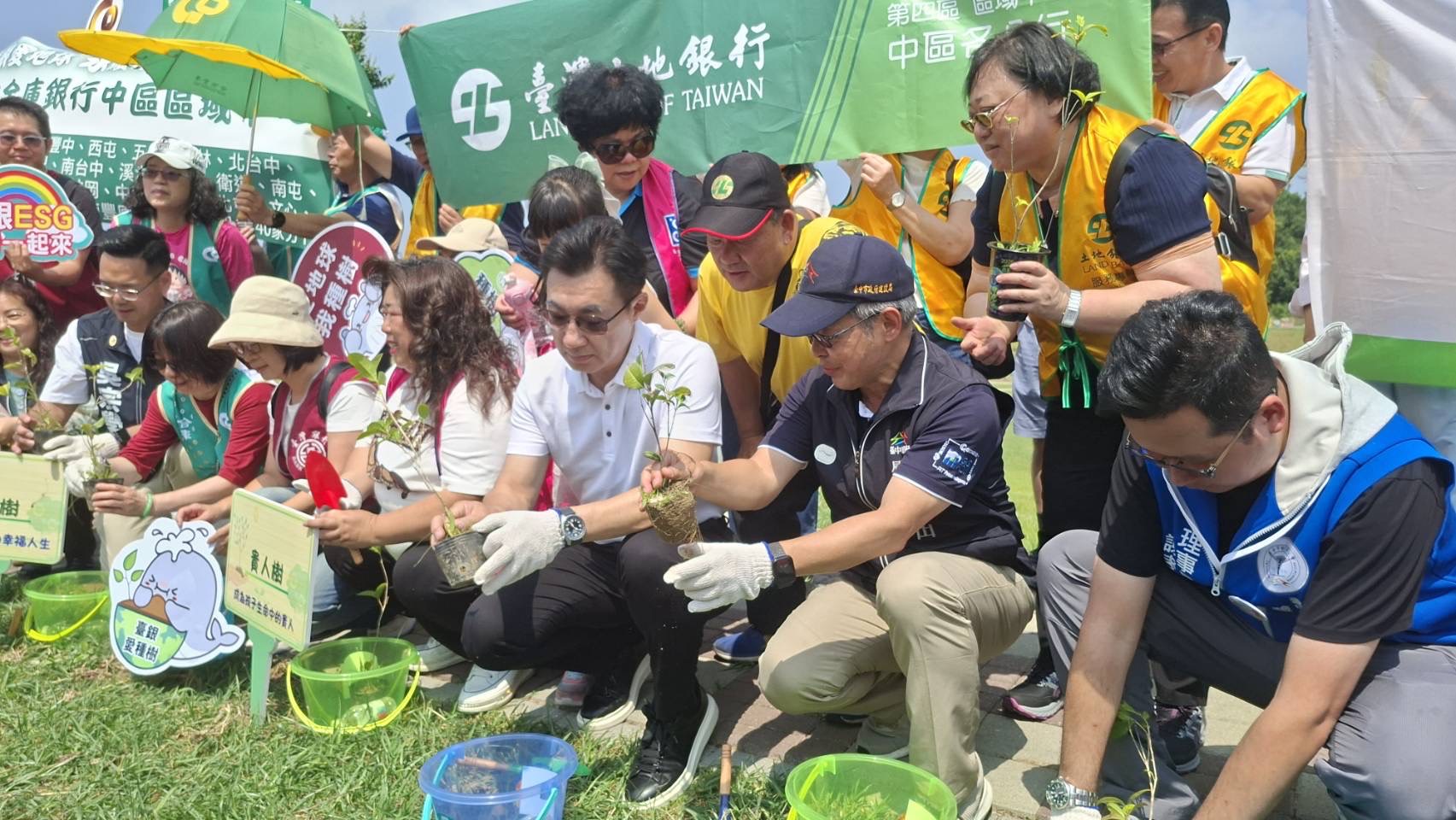 陳局長與立法院副院長江啟臣一同種下樹苗