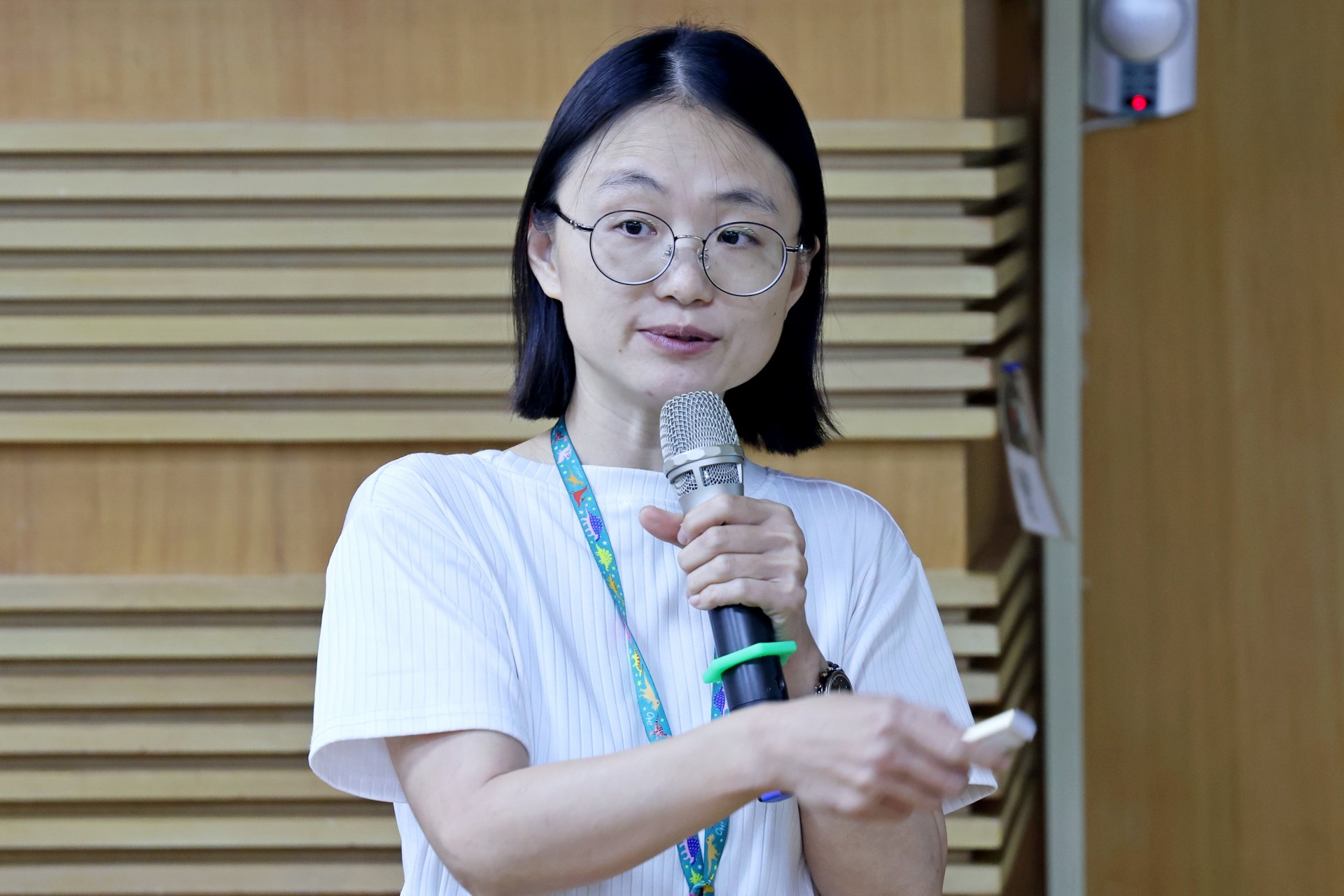 復健部物理治療師吳孟蒓表示，照顧者應從「代勞者」轉為「引導者」，鼓勵個案參與日常活動，維持生活能力。