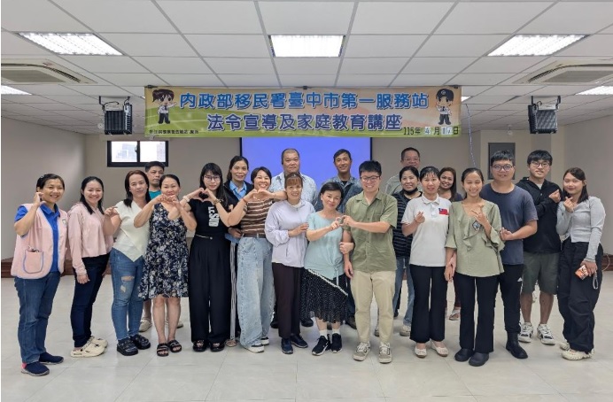 多元文化講師陳世昆偕同母親黃女士於分享會後與學員們合照