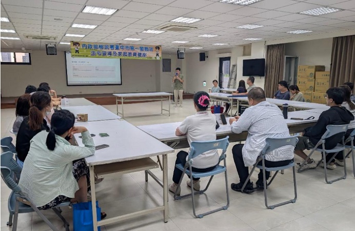 多元文化講師陳世昆偕同母親黃女士與學員們分享自小學越南語，運用母親的母語打造獨屬的軟實力