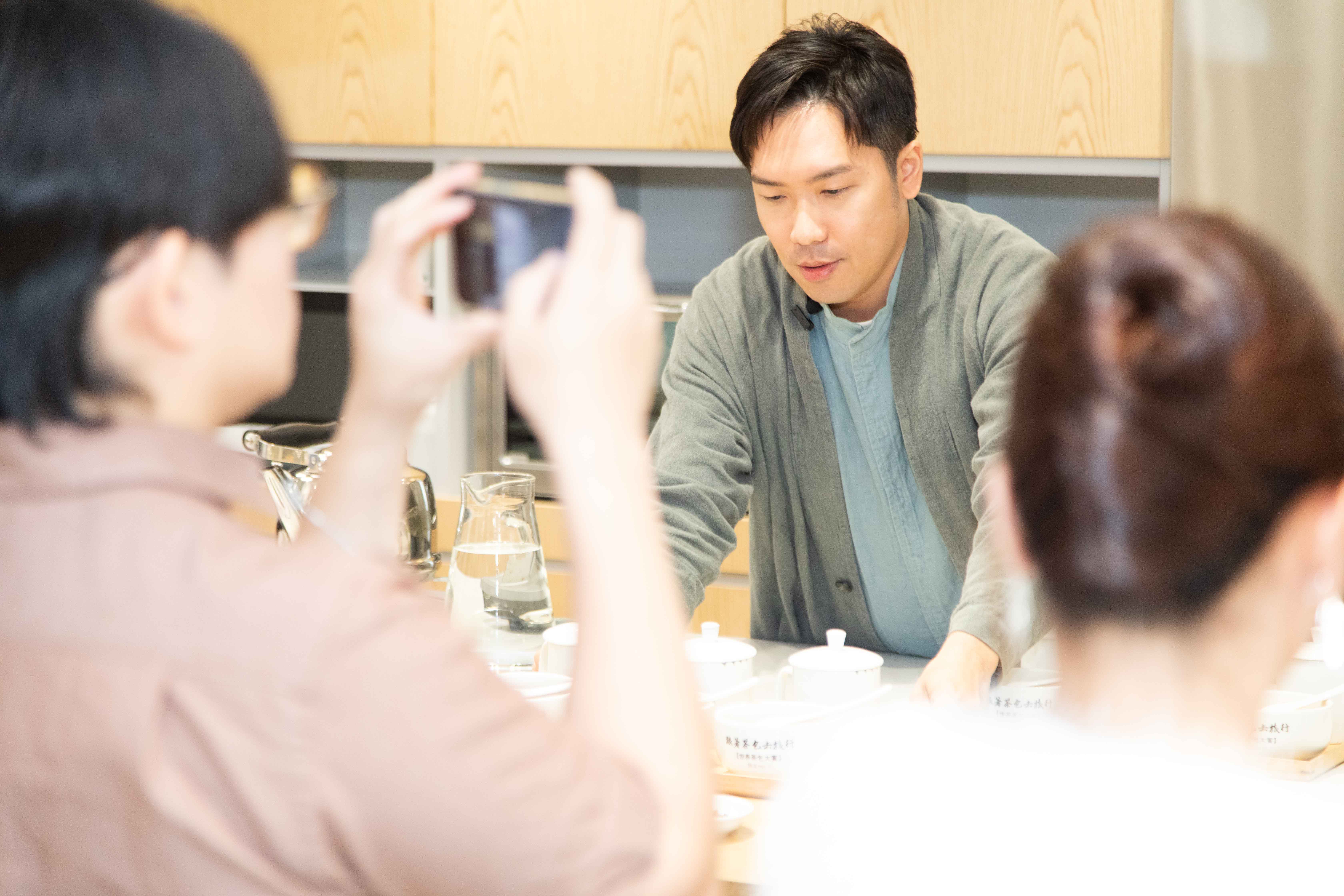 透過品水與品茶，喚醒味覺感知，體會環境對身體的微妙影響。