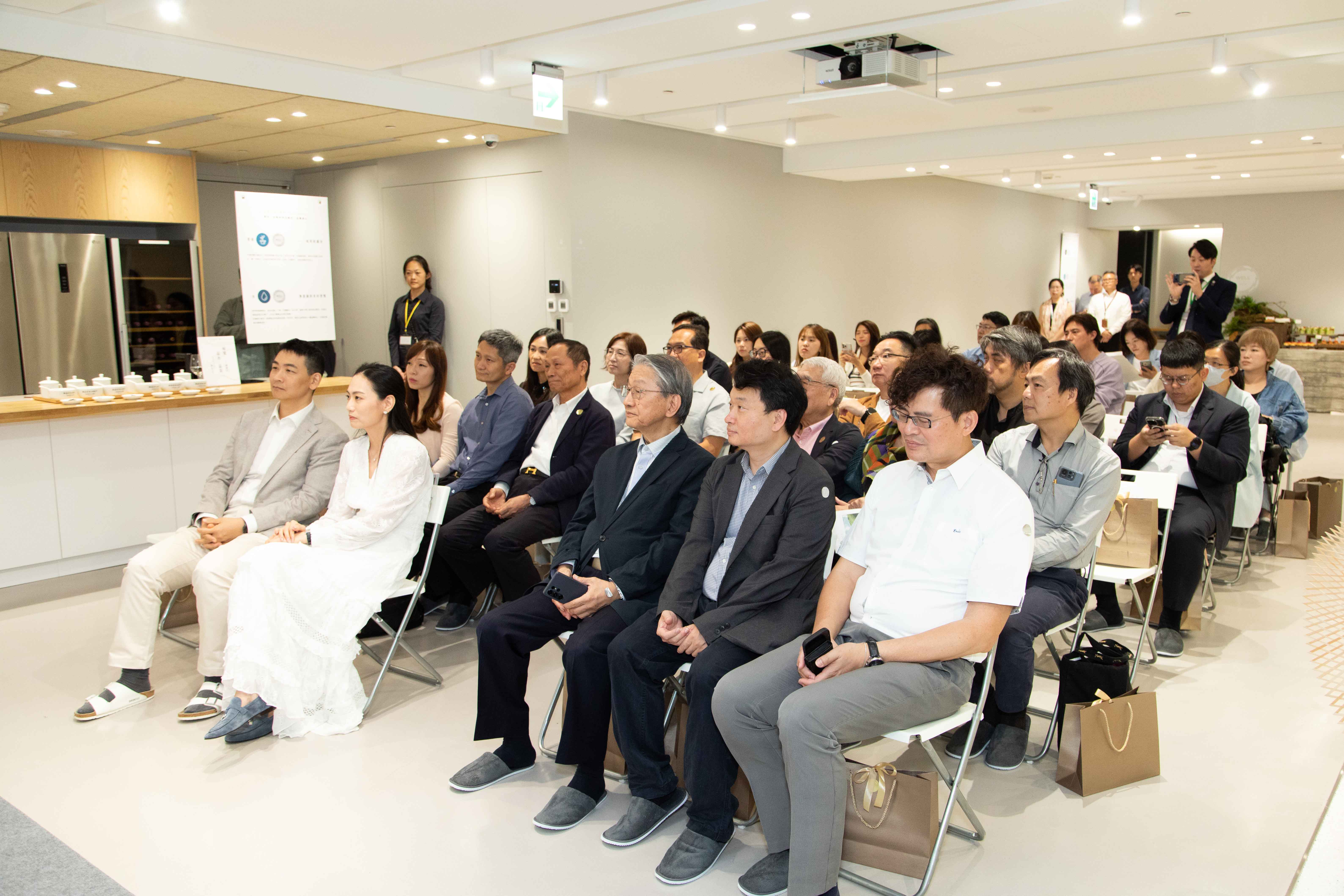 眾多貴賓與媒體齊聚一堂，共同見證全台首座WELL鉑金級公益教育基地的重要時刻。