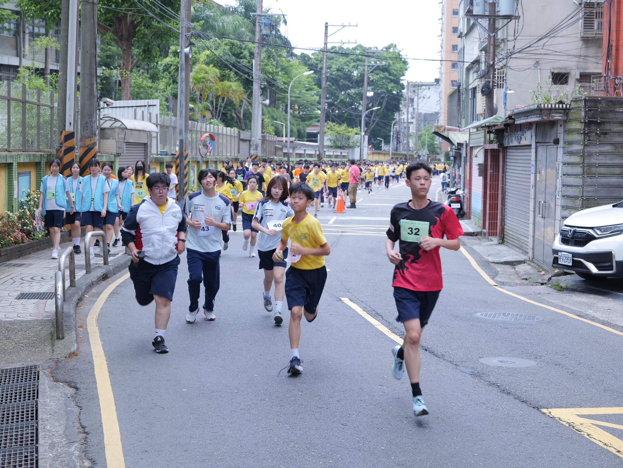 今年參與體驗飢餓12小時的同學繞著學校外圍慢跑約1公里，每跑1圈家長會則捐10元贊助。