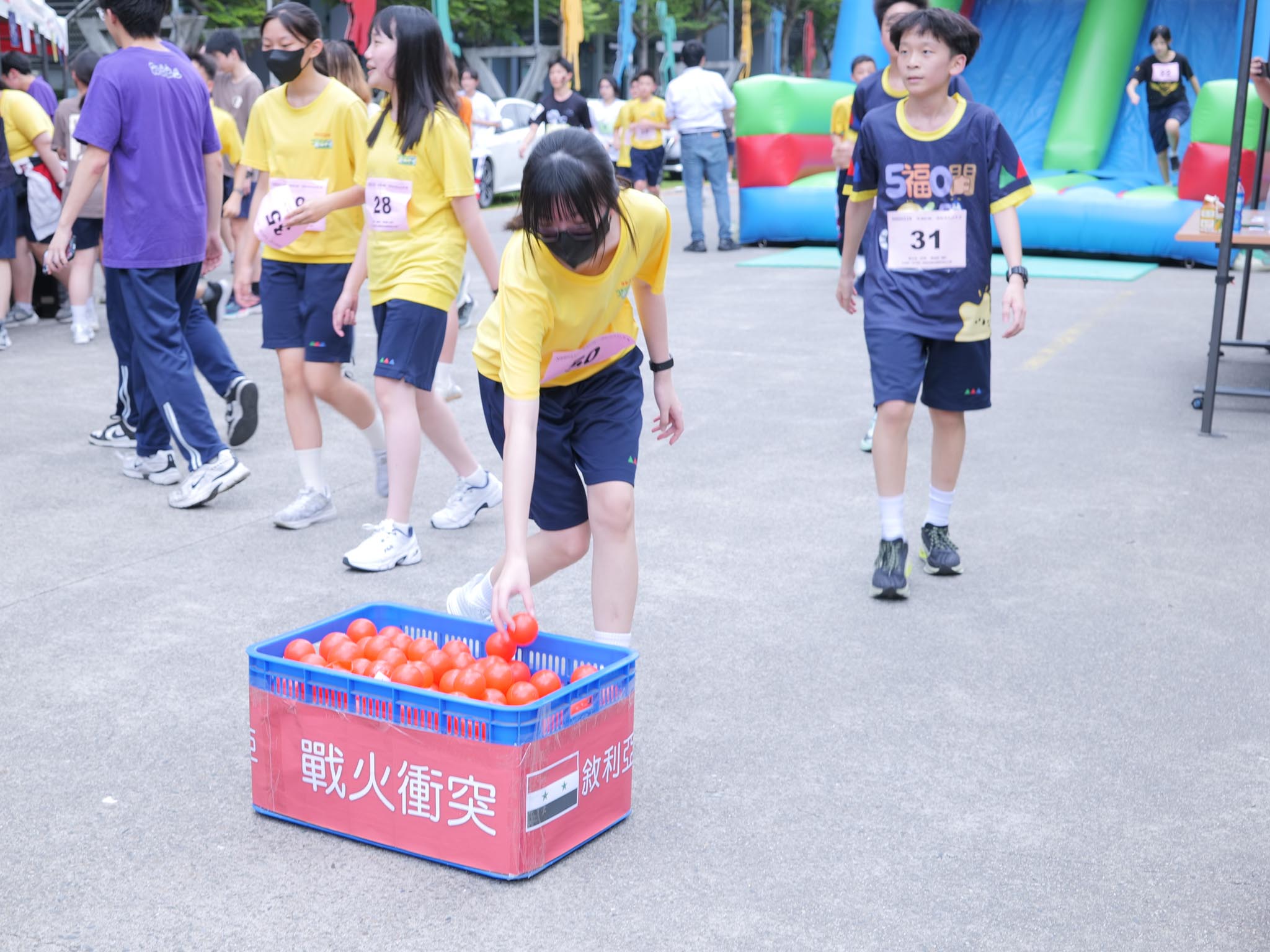 路跑過程中，學生將象徵運送糧食、飲水、教育、醫療等物資投入指定國家的桶子，代表將台灣的關懷送達地球另一端。