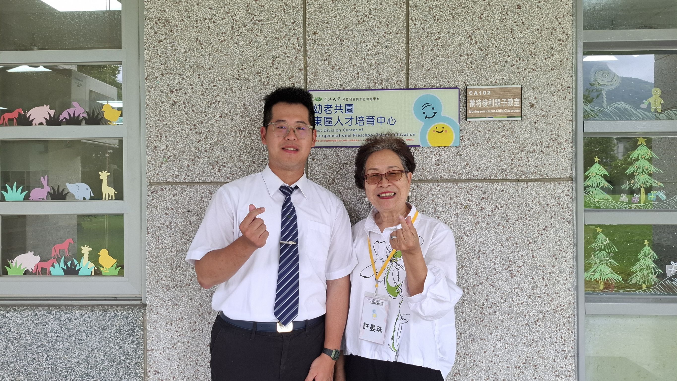 校友黃晉閔說，因為從小被外婆帶大，更能感受到這份陪伴的重要，未來也想繼續投入這個領域。他還帶著外婆來上課。，是另一種代間共學。