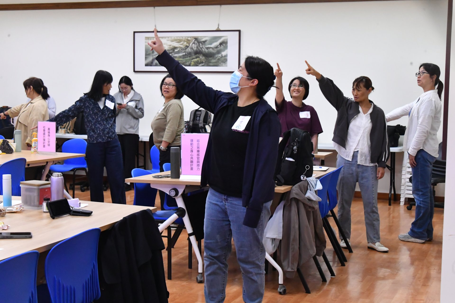 工作坊中以活動的方式培育團隊連結社會資源的能力，並在醫療之外提供民眾心理和社會支持，成為全人醫療與健康的一環。