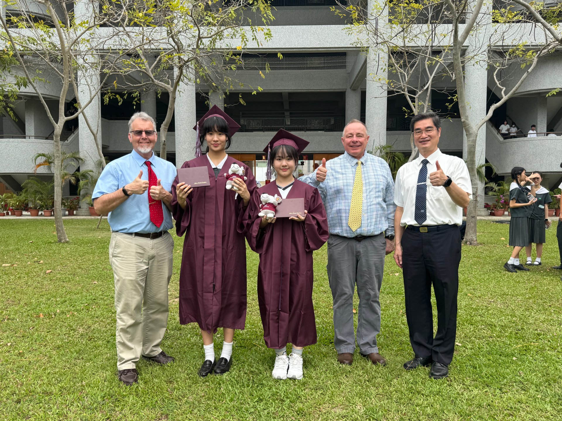 MCI雙聯畢業生與校長於臺南慈中合影，給予真誠的畢業祝福與肯定，洋溢喜悅氛圍。