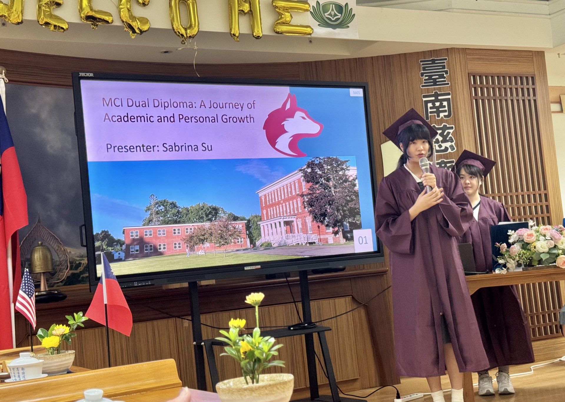 MCI雙聯畢業生於典禮中發表演講，分享學習與成長，展現熱情自信。