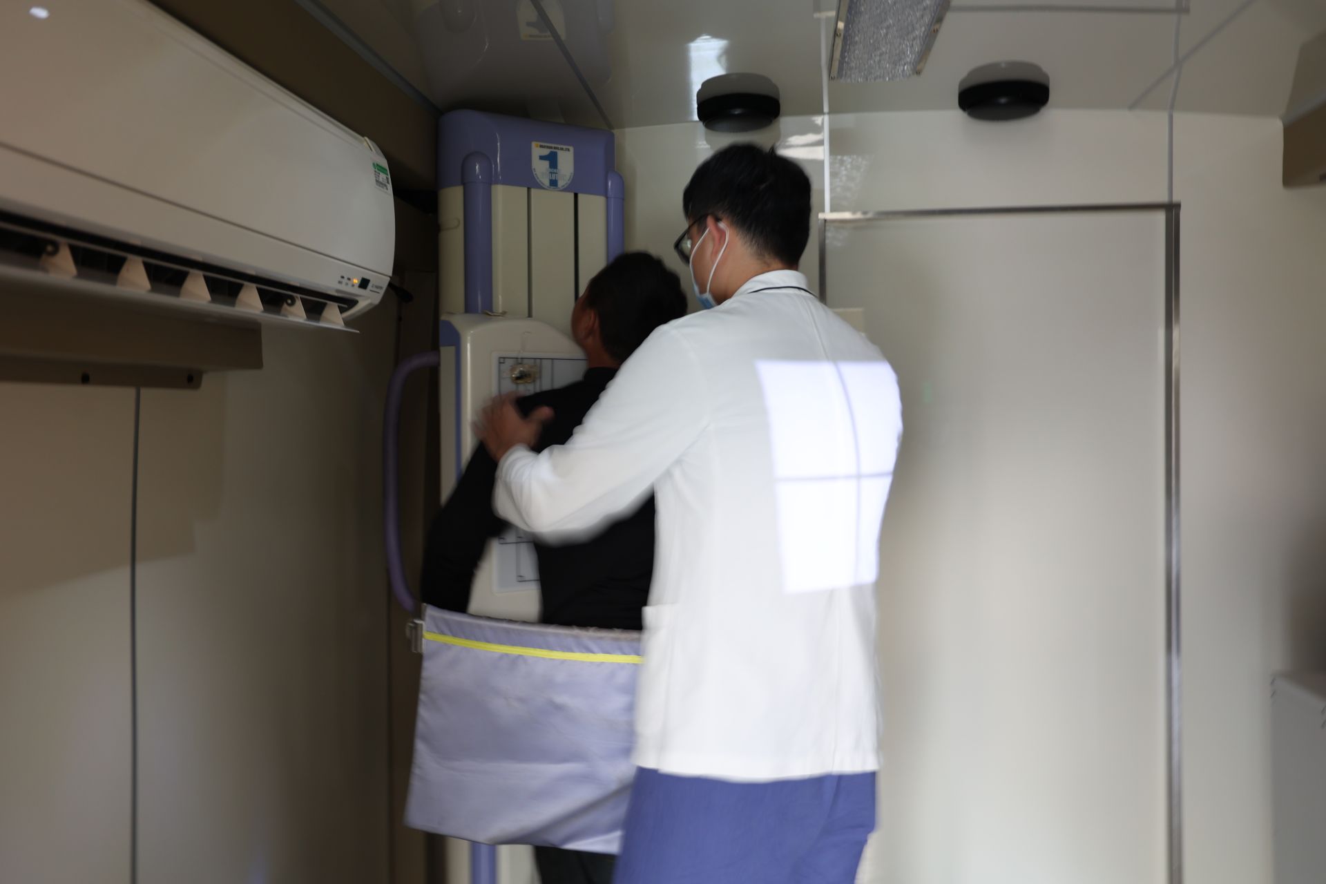 花東地區一直有醫療資源分佈不均的困境，必須靠醫療下鄉縮短時間和空間的距離。圖為花蓮慈濟乳癌和肺結核篩檢巡迴車到偏鄉為民眾篩檢。