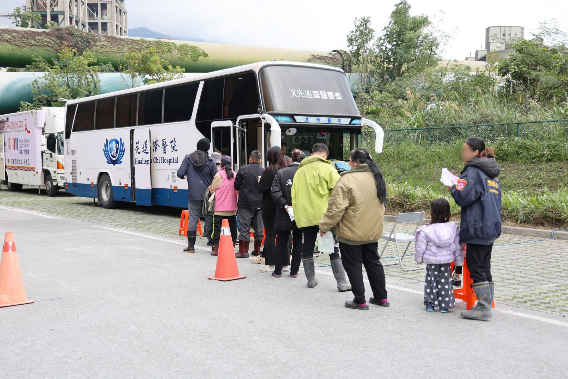 花東地區一直有醫療資源分佈不均的困境，必須靠醫療下鄉縮短時間和空間的距離。圖為花蓮慈濟乳癌和肺結核篩檢巡迴車到偏鄉為民眾篩檢。