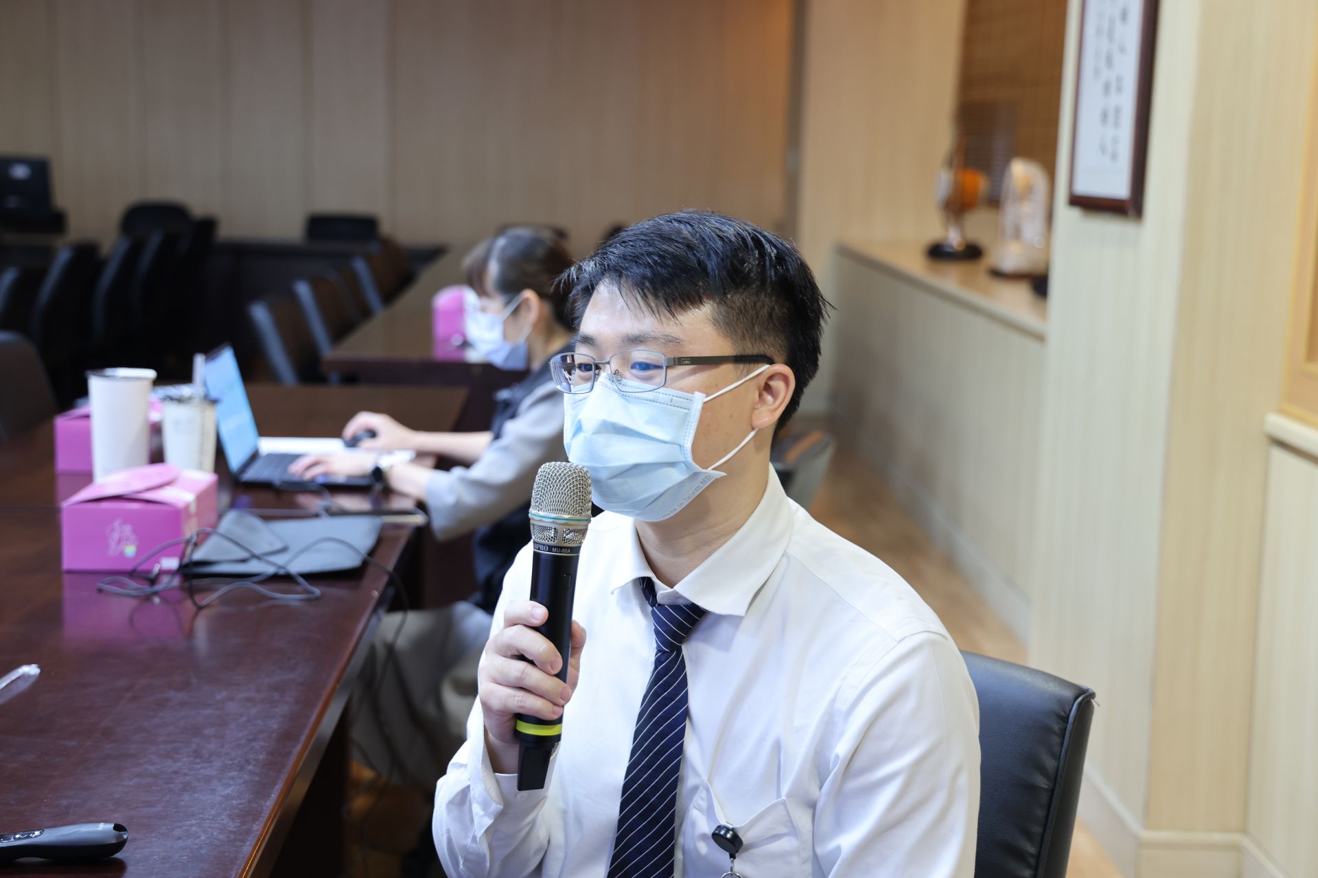 花蓮慈院AI中心工程師劉民翔親自跟著巡迴醫療入鄉了解結核與乳癌篩檢現狀和檢測，調整出適合東部的Ai輔助判讀模式，在課程中與東區各醫療院所分享。