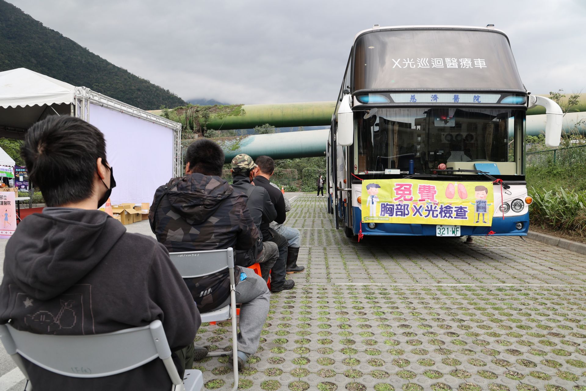 花東地區一直有醫療資源分佈不均的困境，必須靠醫療下鄉縮短時間和空間的距離。圖為花蓮慈濟乳癌和肺結核篩檢巡迴車到偏鄉為民眾篩檢。