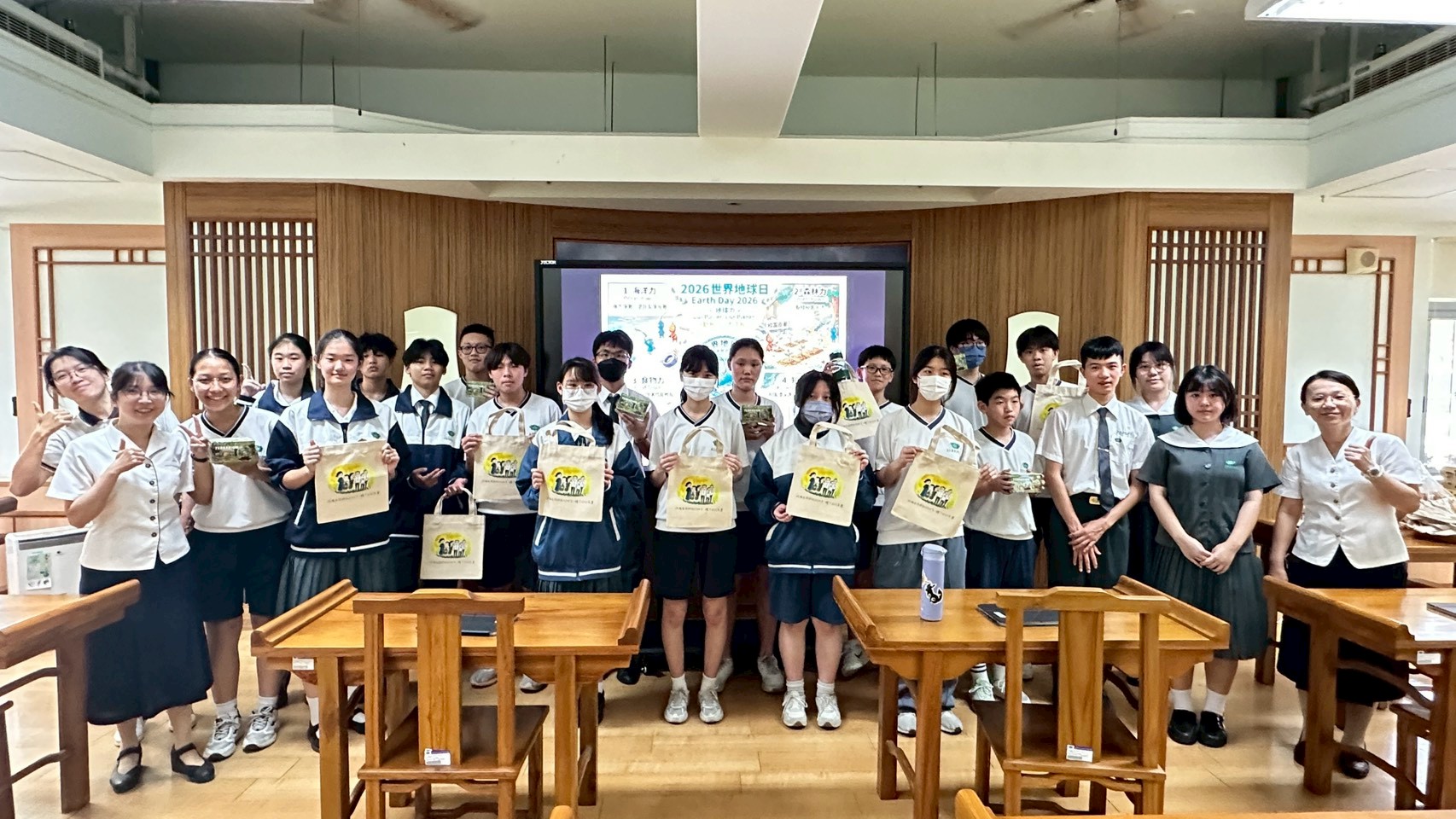 各班環境知識競賽代表共同參加決賽，獲得可愛的環保提袋及皮克敏盲盒。