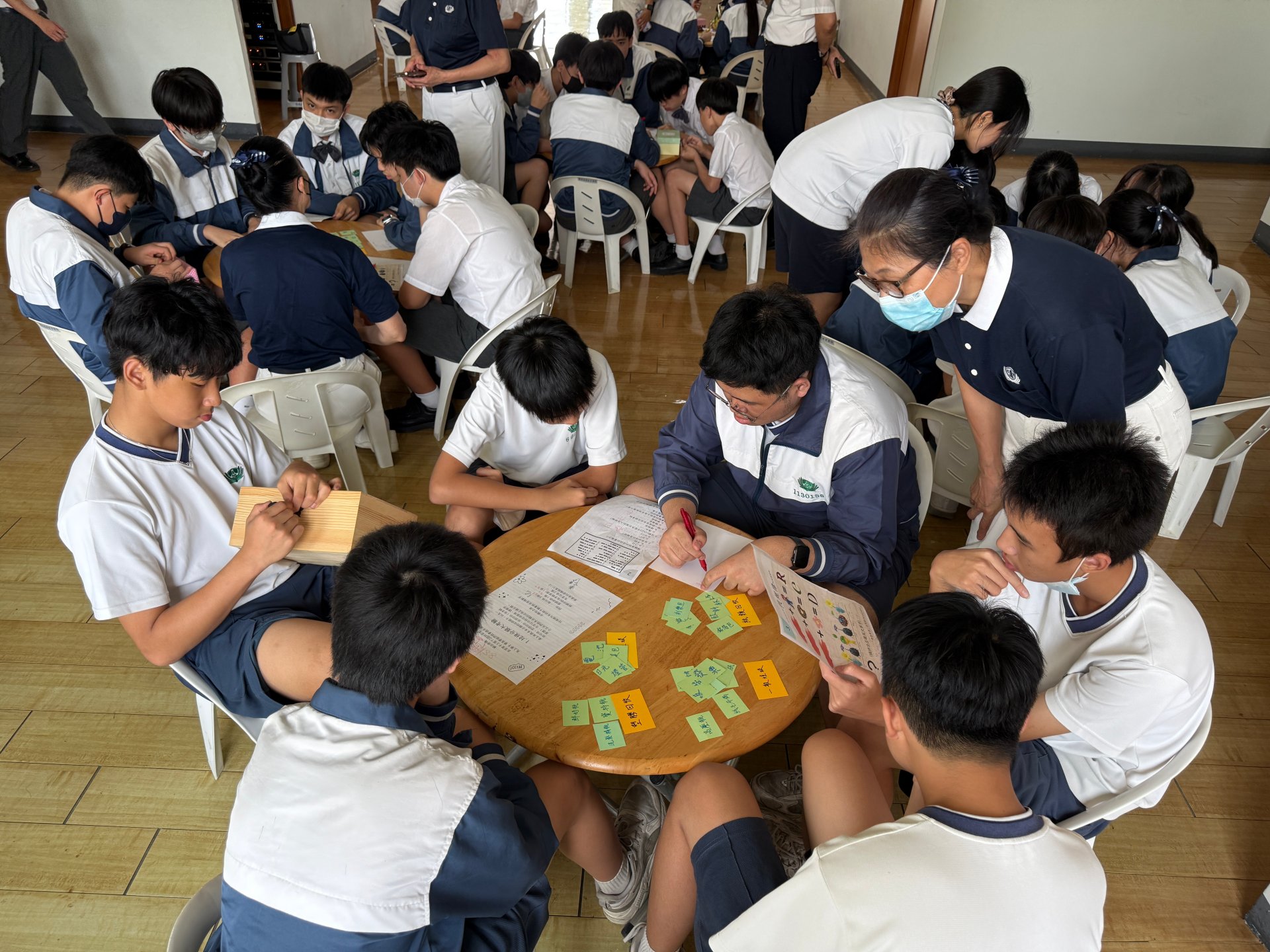 結合慈誠懿德日進行國二環保闖關，由高三學生協助引導密碼鎖的解謎遊戲。