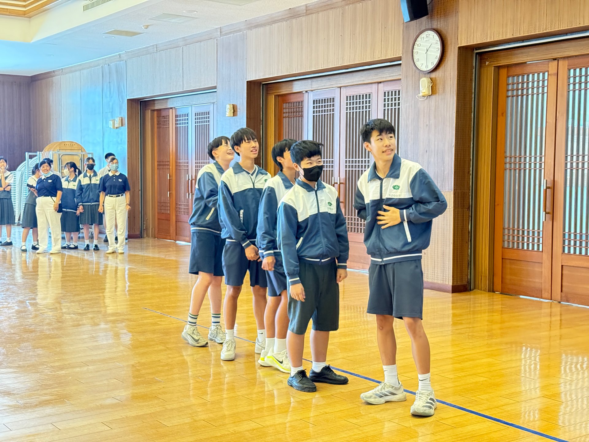 國二闖關-回收大跳戰，螢幕上出現的物品須立刻判斷可不可回收。