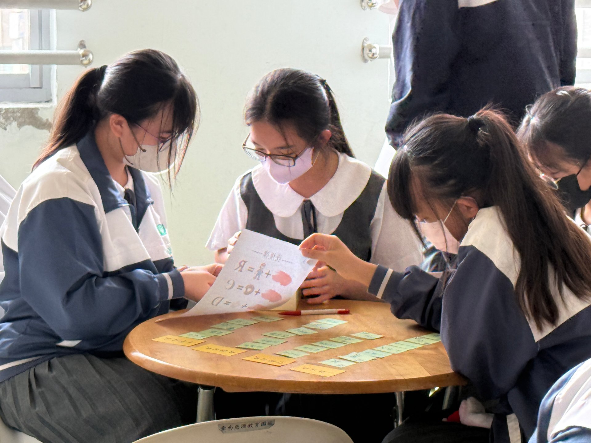 環境解謎，用環境議題變成密碼鎖解謎的關鍵，動動腦的同時可以解開守護地球的密碼。