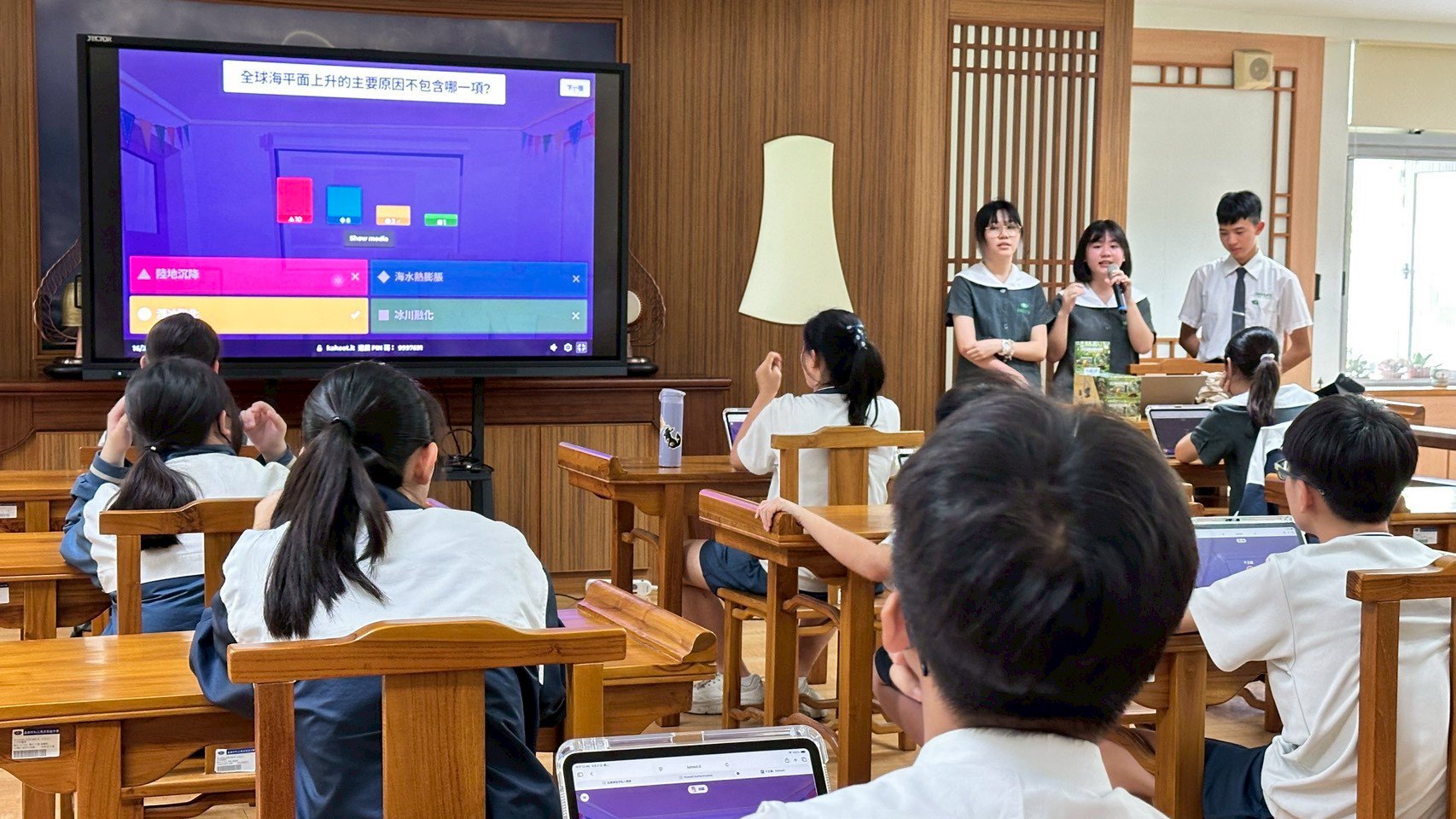 運用圖書館空間及平板設備，讓各班代表順利環境知識決賽。