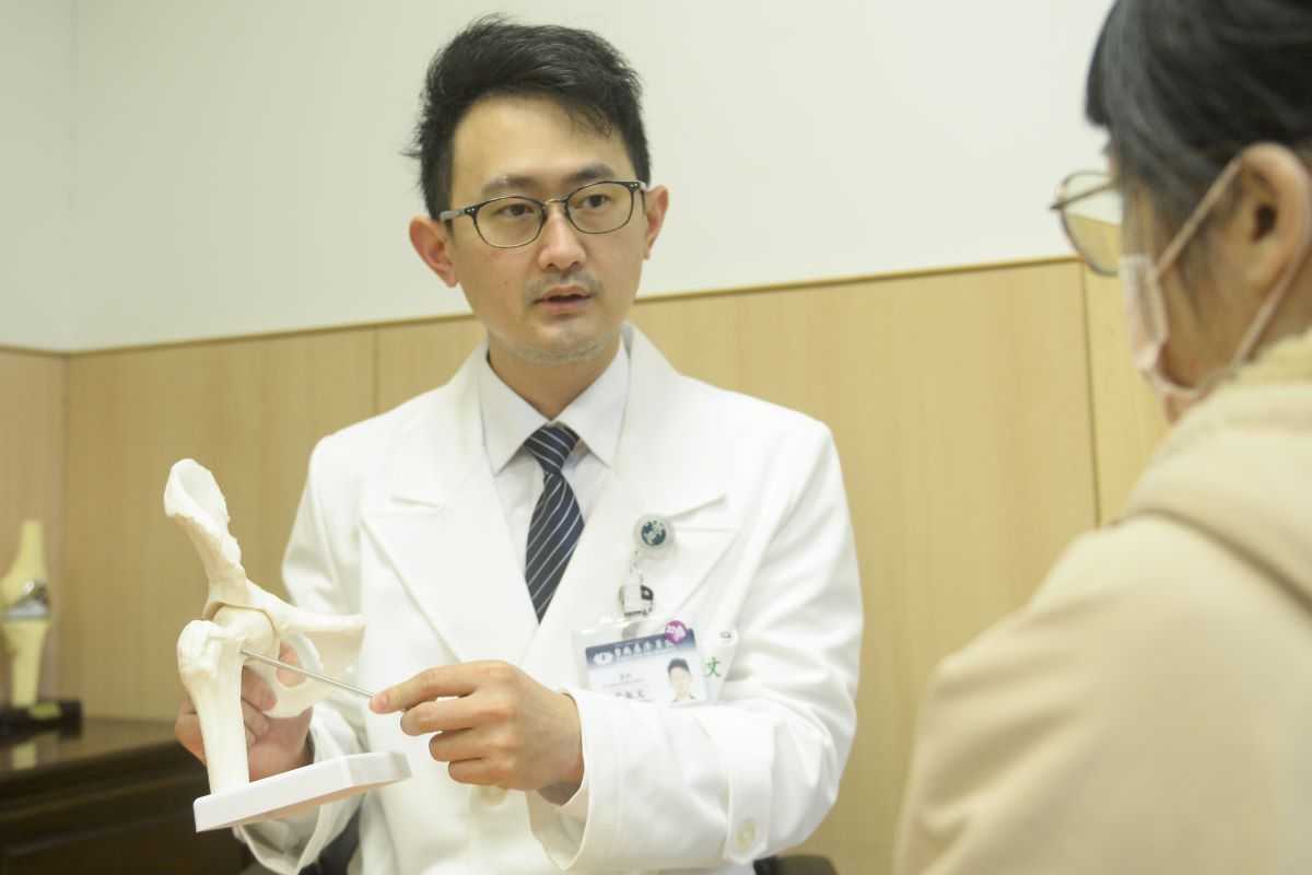 台北慈濟醫院黃振文醫師看診示意照。