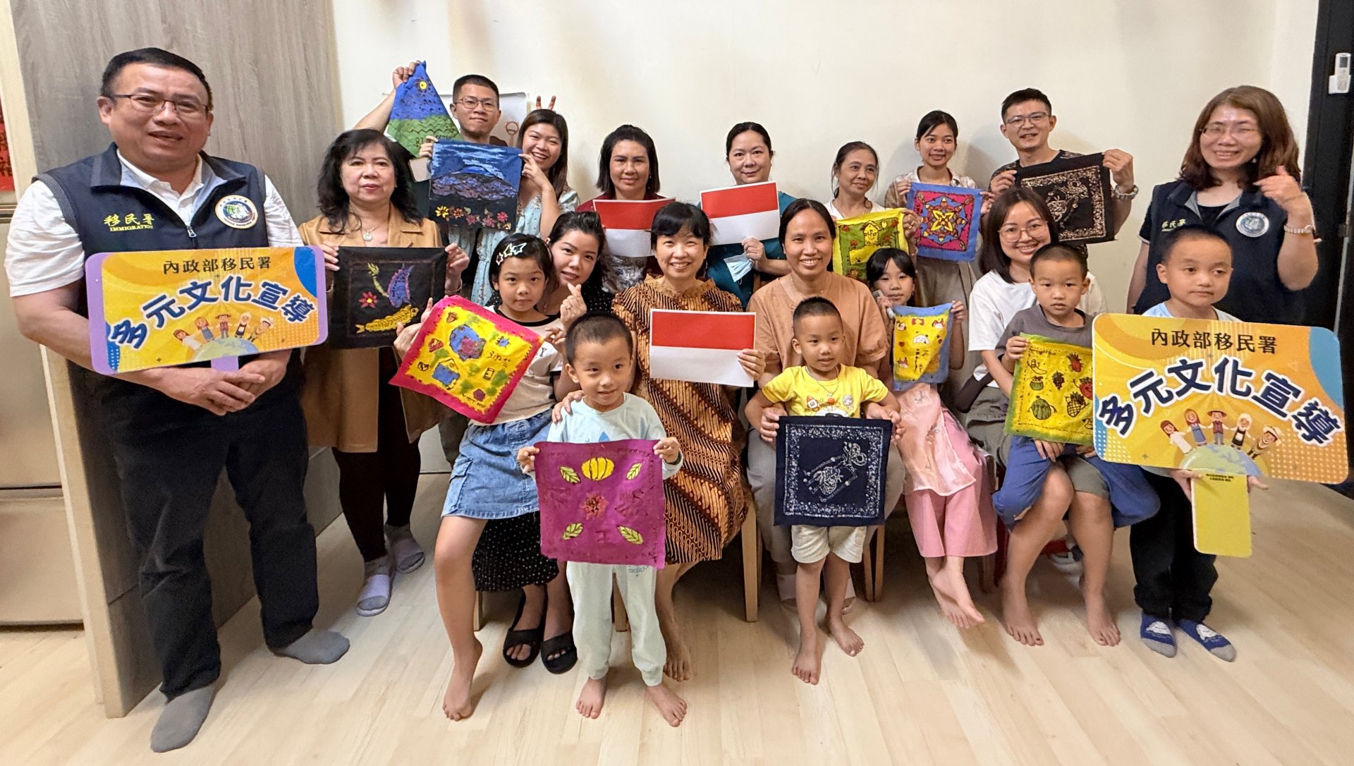 學員完成彩繪作品後開心合影，展示色彩繽紛的蠟染創作。