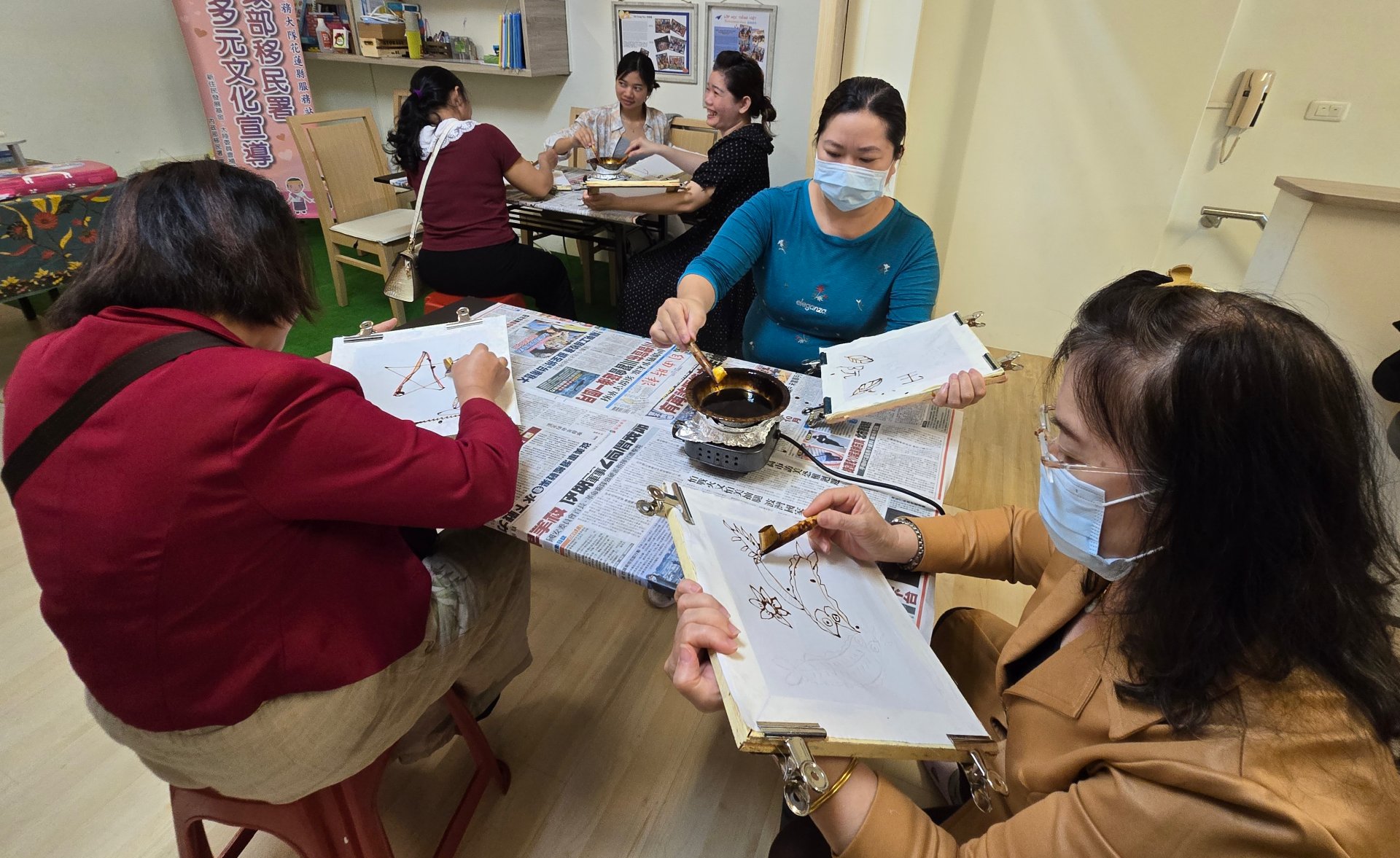 學員們以蠟筆沾蠟細心描繪圖案，從手作過程中感受印尼蠟染文化的細膩與耐心。