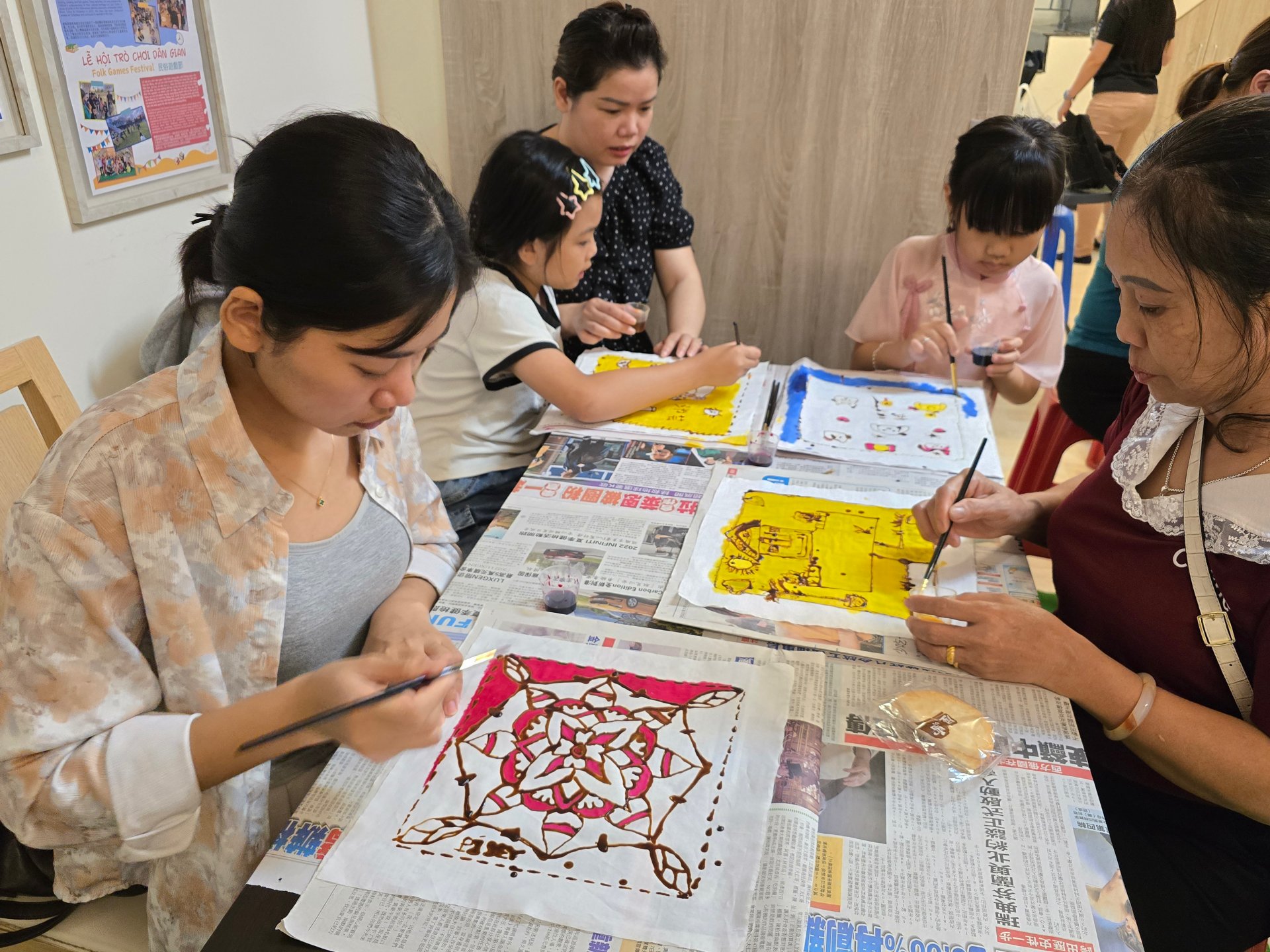 學員專注於手繪蠟染體驗，透過精細的上蠟與構圖過程，感受印尼傳統工藝的細膩魅力與文化底蘊。